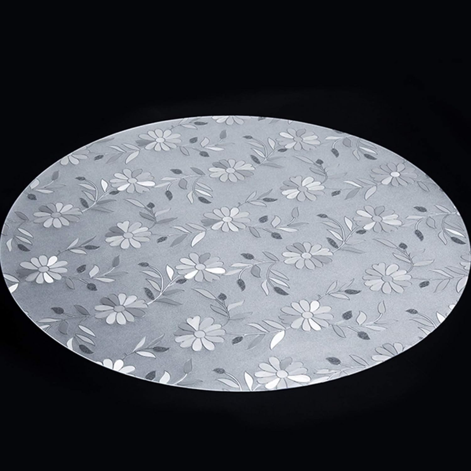 　　　 -------商品詳細------- 【クリア テーブルカバ】のPVC素材で作られ、テーブルを傷や汚れから守れて快適生活、お子様がいる家庭は、食べこぼしや汁物こぼれも安心！ 透明だからお好きな色のテーブルクロスを下に敷いて合わせてもお洒落！透明性に優れている 無色透明で、木目や塗装色などの、家具本来の美しさを損なうことなくご使用いただけます。シンプルな北欧デザインは色々な装飾スタイルに適合します。日常の食事を華やかな雰囲気をプラスします。素朴な色合いのカラーがおしゃれに食器引き立てます 【耐熱】テーブルマットの耐熱温度は60度です。熱いものを直接置くと、変色、変形の原因になります。熱いコップや鍋等を置く場合は、必ず鍋敷きランチョンマットをお使い下さい。 【防水汚れ防止】防水および耐油性、高温耐性、清掃が簡単でテーブルの磨耗を防ぎます。こちらの食卓カバーは表面に撥水加工が施されているので、水やお茶・調味料などをこぼしてもすぐに簡単に拭き取れます。 【抗菌・防ダニ加工】 高い抗菌効果で、雑菌の繁殖や臭いを抑制し、マットを清潔に保ちます 。ベタ付き防止、静電気防止、抗菌処理、ほこりをカットで、いつも清潔。 【多機能】 シンプルで上品のデザインで、テーブルクロス、テーブルマット、デスクマット、デスク、テーブル、学生デスク、学習机、ティーテーブル、ポーカー、アスレチックスなどに使用できます。説明 サイズ: 直径*厚さ：100 * 100 * 1.3 =直径100cm *厚さ1.3mm ◆ 日常使いやホームパーティーにも。ご家庭以外にも野外でのアウトドアやお店のテーブル、展示用や撮影用にもお使いいただけます。お部屋が一気に明るくなる。 サッとテーブルにかけるだけで、和食にも洋食にも、どんな料理にも合います。 特徴：軽い、防水、防塵、防カビ、防油、お手入れ簡単、速乾、耐熱、耐摩耗、滑り止め ◆ テーブルクロスはPVCの素材、物理性の収縮、一定期間を使う後、PVCの収縮が小さくなります。 当社はこのPVCのテーブルクロス、発送のサイズは実際購入より大きいサイズより大きいです、私事前に確保する 1-2cmの長さ、防止PVCのテーブルクロスが収縮する物理の特性を縮むため小さくなります。 ◆ 防水： 表面は耐用的なPVC材料で制作するので、防水性がとても良いです。表面には撥水加工！飲み物こぼしても心配しないでください！ ◆ 耐久性と耐磨性が強い UV（紫外線）加工の為、表面が強く、また滑走製（摩擦係数）に優れ、傷が付きにくく、食器やグラスなど、物の移動がスムーズに出来ます。高い品質 PVCを使用し、柔らかい質感を持ち、耐久性、使用寿命が長い。 ◆ 健康、無毒 長い間に使っても、表面が滑らかな手触りを維持できます。商品を開封後、少し匂いがございますが、それは材料の匂いです、週間ぐらいで自動に消えます。 ◆ 耐油性 普段のお手入れは簡単な拭き取りで十分です。洗えやすく、濡れた布をご利用し汚いものを軽く拭いていいです、汚れてもさっとふき取ることができます。 ◆ 耐熱 耐熱温度は60℃です。 60℃以上のものを直接載せますと変形・変色の原因となります。 直接熱いものを置かないで下さい、PVC製のテーブルクロス 耐熱、耐熱の最高温度は60°。 ※ご注意：畳まれた状態でお届けされます。少々折れ線がありますが、時間の経過に伴って徐々に薄くなって消えていきます。もっと早くシワを伸ばしたい時には、お湯に浸 したタオルをしっかりと絞って、シワになった部分に当てるのも効果があります。 何かご質問があったら、メールでご連絡お願いします、こちら誠意を持って対応させていただきます。