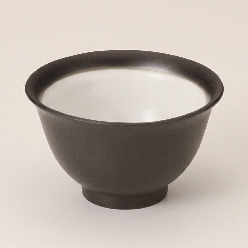 ※こちらは「常滑焼 高資陶苑 高資茶碗黒　45cc」1点のお値段です。常滑焼 高資陶苑 高資茶碗黒　45cc 常滑焼の湯呑です。本格的な煎茶を味わっていただくのにおすすめです。日本茶インストラクター協会推奨商品になります。内側は白い釉薬がかけてあり、お茶の色が映えるようになっています。 この茶碗は「鋳込み」という方法で作られています。鋳込みとは、石膏の型で成形する製法です。職人によって、バリをひとつひとつ丁寧に削られ、磨き上げられ完成します。手仕事が光ります。 ■日本茶インストラクター協会推奨商品 NPO法人日本茶インストラクター協会は、日本茶の更なる普及活動の推奨を行うことにより、歴史ある日本茶文化の継承と、新たなる茶文化を創造し、 より広く社会の健康と文化及び教育の向上に寄与することを目的に、2002年2月に設立された特定非営利活動法人（NPO)です。この度、日本茶の更なる発信・発展のため、常滑の鋳込み名工「高資陶苑」にご協力いただき、素晴らしいラインアップが増えることとなりました。 【常滑焼】 日本の六古窯の一つ、歴史に彩られた焼き物の街。伊勢湾に面した知多半島の西海岸に位置する愛知県常滑市は中部国際空港(セントレア)の玄関口であり、東西6km・南北16kmと南北に細長い地形で全国的に焼き物の街として知られ、千年の歴史がある常滑焼は、日本の六古窯の一つに数えられています。 ブランド ■高資陶苑 サイズ 　■サイズ（約）：大きさ直径6.8x高さ3.8cm　容量/約450cc 仕様 ■生産地：常滑（日本）　■素材・成分：陶器　■安全・安心：鉛・カドミウム検査合格品　■入数：湯呑1個 その他 【ご確認ください】 ※焼き物ですので、色柄の風合いやサイズ・重量に多少の違いが生じる場合があります。また、職人さんによる手仕事のため、雰囲気や柄の様子が多少異なる場合がございます。製品の味わいとしてあらかじめご了承の上お買い求めください。 ※ご使用のPCモニターにより実際のものと多少異なって見える場合がございます。 ※こちらは他店でも併用販売しているため、ご注文のタイミングによって在庫切れの可能性がございます。その際は、別途ご連絡させていただきます。ご注文前にも在庫の有無など確認可能ですのでお急ぎや業務用のお客様はお気軽にお問い合わせください。 ※良品返品交換不可 ※万が一在庫切れの場合はご連絡を入れさせていただきます。入荷状況により10日程度お待ちいただく場合もございます。