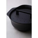 ※こちらは「日本製 i-ruポット　鋳物ほうろう鍋 2L (鉄黒) 南部鉄器ホーロー鍋 IH対応　3号炊き（水位目盛り付き）」のお値段です。日本製 i-ruポット　鋳物ほうろう鍋 2L (鉄黒) 南部鉄器ホーロー鍋 IH対応　3号炊き（水位目盛り付き） こちらは「i-ru」 ポットのスタンダードモデルです。香り・色・つやも抜群においしいご飯が炊けます。高い蓄熱性と密閉性で食材の旨みを逃がしません。IHにも対応の最新型のホーロー鍋です。モダンで美しいデザインはキッチンからそのままテーブルへどうぞ。キッチンを華やかに演出し、さらにお料理の楽しさも広がります。ギフトにもおすすめです。 【i-ru】シリーズ 確かな技術に支えられたi-ruは、「鋳る（い・る）」という語から生まれました。手のぬくもりが伝わる鋳物の肌合いとほうろうの柔らかさ。その時々で色々な表情を見せてくれるi-ruの世界が広がります。 南部鉄器+ほうろう＝「i-ru」 岩手県の盛岡市・奥州市を代表する特産品「南部鉄器」。現在でも昔ながらの伝統的な技法を受け継ぎ、最先端の技術を用いて、一つ一つ手作りで造られており、i-ruにも南部鉄器が欠かせません。 iruは、南部鉄器にガラス質のほうろう加工を施した、鋳物ほうろう鍋です。南部鉄器が誇る熱伝導率の良さと蓄熱性により、食材のうまみをにがしません。また、ガラス質のほうろう加工により衛生的でお手入れも簡単。鍋をそのままテーブルに出せるモダンで美しいデザインもi-ruならっではの魅力です。 鉄鋳物へのホーロー加工は、大変高度な技術を要しますが、世界最高水準の技術のコラボレーションで、鋳物鍋へのカラーリングを国内で初めて実現されました。 【おすすめレシピ】白いご飯の炊き方 米・・・3合 水・・・同量から1.2倍くらい 1．米はといで一度ザルにとって、水気をきってから、炊水と合わせて鍋のなかで30分浸水させて炊き始めます。 2．最初は中火で吹いてきたら、一度ふたをとってざっと混ぜて再びふたをし、弱火にして10&#12316;12分炊きます。 3．火を止めて10分ほど蒸らして出来上がり。 ブランド ■i-ruシリーズ サイズ（約） ■サイズ(約）：φ26.0×12.2cm　容量/2.0L　重量/約3.5kg　　※3号炊き（水位目盛り付き）　 規格 ■生産地：日本　■素材・成分：表面加工/ホーロー　本体/南部鉄（鋳物）　蓋/南部鉄（鋳物）　■IH調理器対応、オーブン使用可、無水調理可 備考 ※【必ずお読みください】 ※こちらのホーロー製品は、全て手作業の為、色むら、塗りむら、黒点、気泡などが生じます。使用に関しては何ら問題はございません。手作りによる味わいをお楽しみください。不良ではございませんのでご了承のうえご購入下さいますようお願いいたします。 ※最初のご使用時には、食器用中性洗剤などでよく洗ってからご使用ください。洗う際は、柔らかいスポンジなどをご使用ください。硬いスポンジやタワシなどは、キズの原因となります。 ※火にかける際は、絶対に空焚きをしないで下さい。ホーロー部分の割れや破損の原因になります。 ※高いところから落とすなどの衝撃を与えないで下さい。ひび割れなどの原因になります。 ※ホーローが掛かりにくい端面部には、錆が発生する恐れがございます。水気をとり乾燥させるとある程度の錆びの予防が出来ます。 ※ご使用のモニターにより実際の商品と見え方が異なる場合がございます。ご了承ください。 ※良品返品交換不可 ※万が一在庫切れの場合はご連絡させて頂きます。入荷状況により10日程度お待ちいただく場合もございます。