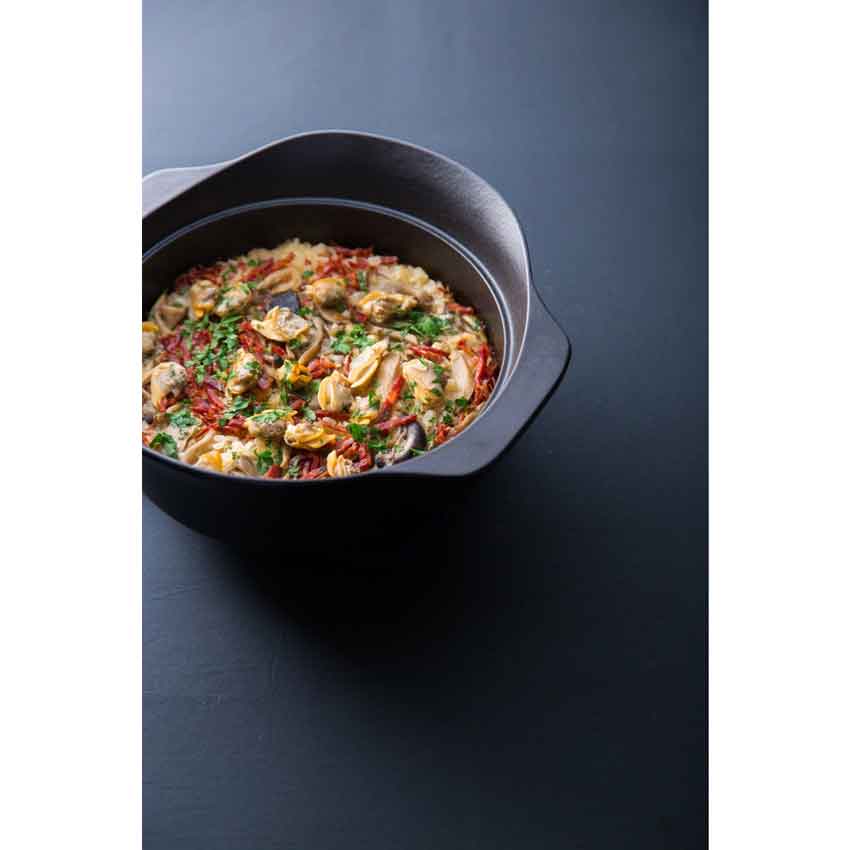 日本製 i-ruポット　鋳物ほうろう鍋 2L (鉄黒) 南部鉄器ホーロー鍋 IH対応　3号炊き（水位目盛り付き）　 i-ru Pot 2L Tetuguro 純国産 南部鉄器 琺瑯 ほうろう かわいい おしゃれ オーブン使用可 IH調理器対応 ostuni-10007524 オストゥーニ(インテリア雑貨) サンプル画像2