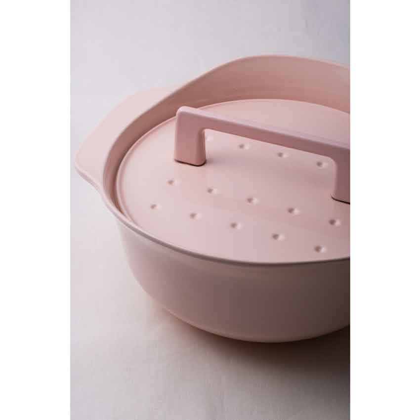 ※こちらは「日本製 i-ruポット　鋳物鍋 2L (櫻花) Sakura 南部鉄器ホーロー鍋 IH対応　3号炊き（水位目盛り付き）　」のお値段です。日本製 i-ruポット　鋳物鍋 2L (櫻花) Sakura 南部鉄器ホーロー鍋 IH対応　3号炊き（水位目盛り付き）　 こちらは「i-ru」 ポットのスタンダードモデルです。香り・色・つやも抜群においしいご飯が炊けます。高い蓄熱性と密閉性で食材の旨みを逃がしません。IHにも対応の最新型のホーロー鍋です。モダンで美しいデザインはキッチンからそのままテーブルへどうぞ。キッチンを華やかに演出し、さらにお料理の楽しさも広がります。ギフトにもおすすめです。 【i-ru】シリーズ 確かな技術に支えられたi-ruは、「鋳る（い・る）」という語から生まれました。手のぬくもりが伝わる鋳物の肌合いとほうろうの柔らかさ。その時々で色々な表情を見せてくれるi-ruの世界が広がります。 南部鉄器+ほうろう＝「i-ru」 岩手県の盛岡市・奥州市を代表する特産品「南部鉄器」。現在でも昔ながらの伝統的な技法を受け継ぎ、最先端の技術を用いて、一つ一つ手作りで造られており、i-ruにも南部鉄器が欠かせません。 iruは、南部鉄器にガラス質のほうろう加工を施した、鋳物ほうろう鍋です。南部鉄器が誇る熱伝導率の良さと蓄熱性により、食材のうまみをにがしません。また、ガラス質のほうろう加工により衛生的でお手入れも簡単。鍋をそのままテーブルに出せるモダンで美しいデザインもi-ruならっではの魅力です。 鉄鋳物へのホーロー加工は、大変高度な技術を要しますが、世界最高水準の技術のコラボレーションで、鋳物鍋へのカラーリングを国内で初めて実現されました。 【おすすめレシピ】白いご飯の炊き方 米・・・3合 水・・・同量から1.2倍くらい 1．米はといで一度ザルにとって、水気をきってから、炊水と合わせて鍋のなかで30分浸水させて炊き始めます。 2．最初は中火で吹いてきたら、一度ふたをとってざっと混ぜて再びふたをし、弱火にして10&#12316;12分炊きます。 3．火を止めて10分ほど蒸らして出来上がり。 ブランド ■i-ruシリーズ サイズ（約） ■サイズ(約）：φ26.0×12.2cm　容量/2.0L　重量/約3.5kg　　※3号炊き（水位目盛り付き）　 規格 ■生産地：日本　■素材・成分：表面加工/ホーロー　本体/南部鉄（鋳物）　蓋/南部鉄（鋳物）　■IH調理器対応、オーブン使用可、無水調理可 備考 ※【必ずお読みください】 ※こちらのホーロー製品は、全て手作業の為、色むら、塗りむら、黒点、気泡などが生じます。使用に関しては何ら問題はございません。手作りによる味わいをお楽しみください。不良ではございませんのでご了承のうえご購入下さいますようお願いいたします。 ※最初のご使用時には、食器用中性洗剤などでよく洗ってからご使用ください。洗う際は、柔らかいスポンジなどをご使用ください。硬いスポンジやタワシなどは、キズの原因となります。 ※火にかける際は、絶対に空焚きをしないで下さい。ホーロー部分の割れや破損の原因になります。 ※高いところから落とすなどの衝撃を与えないで下さい。ひび割れなどの原因になります。 ※ホーローが掛かりにくい端面部には、錆が発生する恐れがございます。水気をとり乾燥させるとある程度の錆びの予防が出来ます。 ※ご使用のモニターにより実際の商品と見え方が異なる場合がございます。ご了承ください。 ※良品返品交換不可 ※万が一在庫切れの場合はご連絡させて頂きます。入荷状況により10日程度お待ちいただく場合もございます。