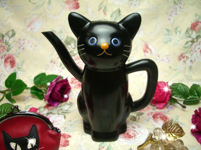 くろねこちゃんじょうろにお花を入れて飾ることもできます。インテリアとしてもかわいいですね♪猫雑貨・ネコグッズ黒猫じょうろ・水差し☆クロネコの形が可愛い♪インテリアグッズ
