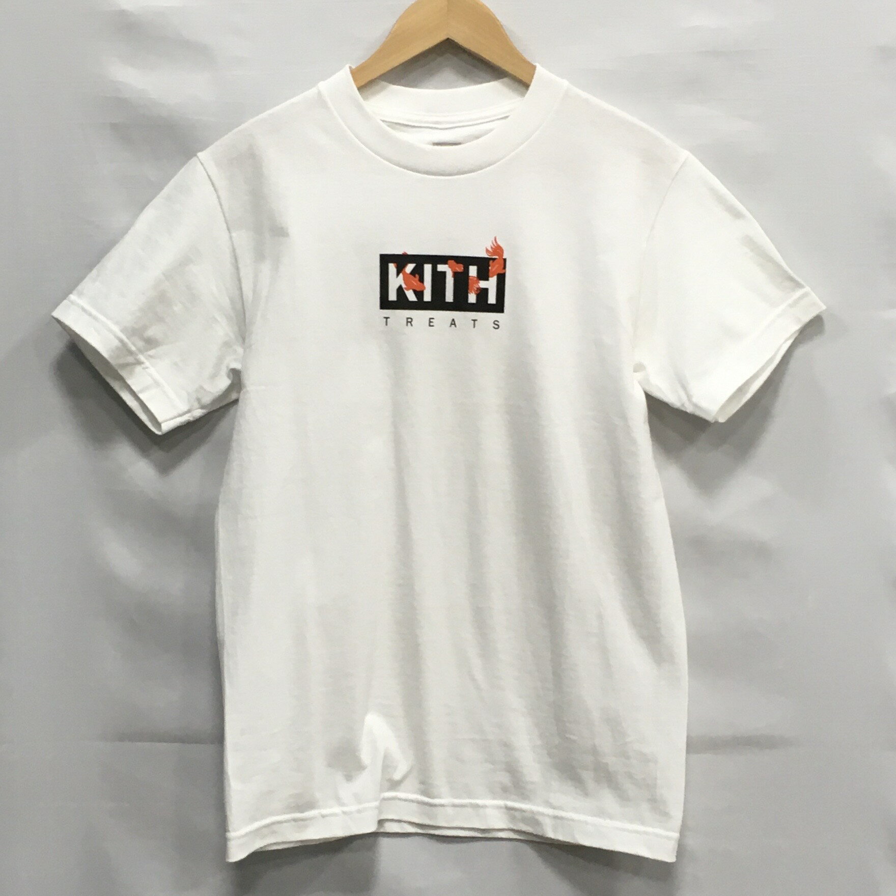 【24日 20：00〜 ポイント10倍】【送料無料】KITH Treats Tokyo The Kingyo Tee / キス トリーツ トウキョー ザ キンギョ Tシャツ　金魚　東京限定　2019SS　ボックスロゴ　プリント　半袖　ホワイト　白　size:S【中古】【006】のサムネイル