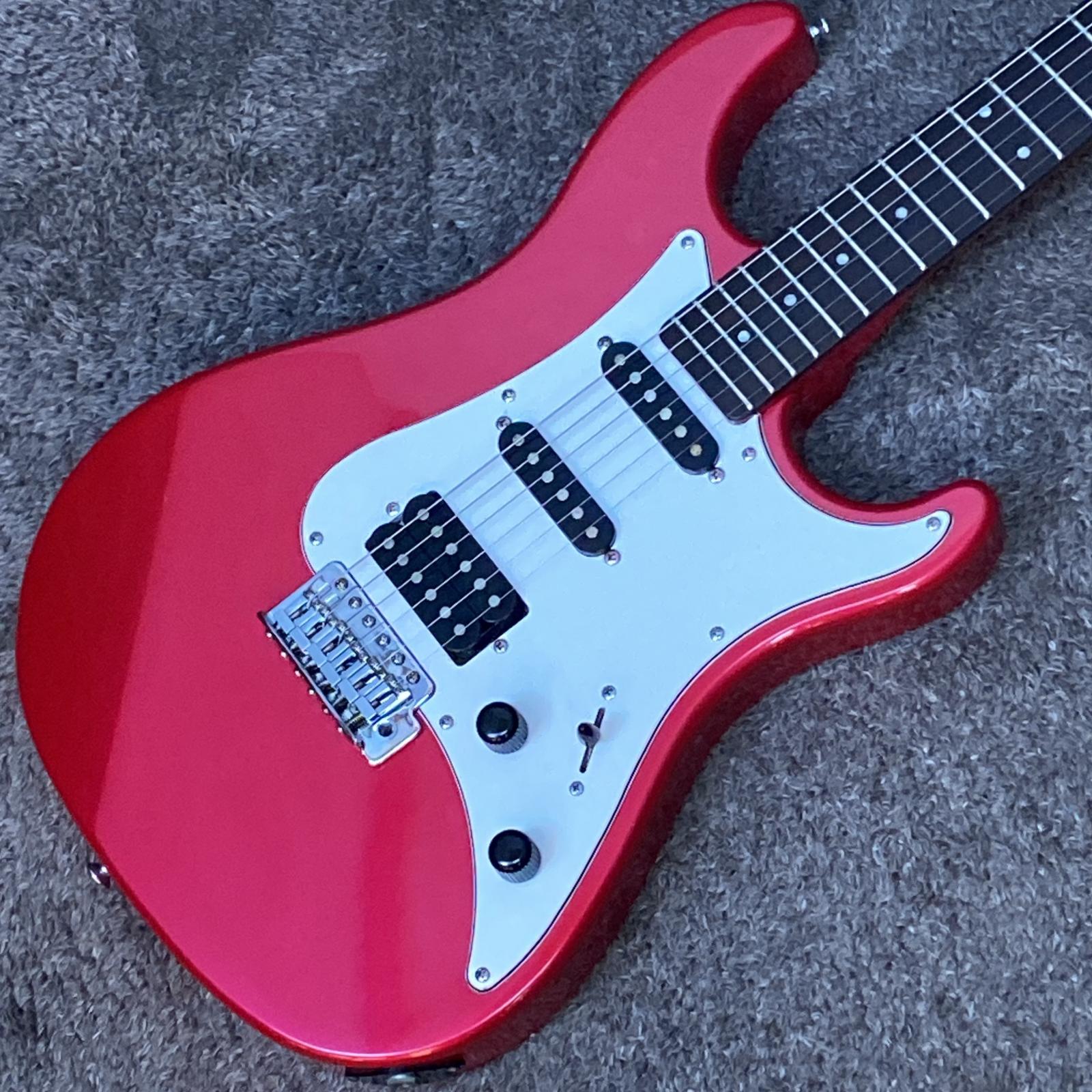 担当者コメント 台湾製のモデルで、現在ではなかなか見かけることの少ない一本です。 ボディはアルダー、ネックはメイプル、指板にはローズウッドを採用し、スタンダードなストラトキャスタータイプの構成。オリジナルのシングルコイル×2とハムバッカーにより、ブライトでヌケの良いサウンドが得られます。クリーンからクランチまで素直に反応してくれるため、ジャンルを問わず扱いやすいのもポイント。 重量は約3.10kgと軽量で、取り回しも快適。ネックはほぼストレート、フレット残は7～8割、コンディションも良好で、これから始める方の一本としても、気軽な練習用としてもおすすめできるモデルです。 ■BODY：Alder ■NECK：Maple ■FINGER BOARD：Rosewood ■PICKUPS：Original PU×3 ■重量　3.10kg ■ フレット残り ： 7～8割 ■ ネック状態 ： ほぼストレート ■ トラスロッド ： 余裕あり 付属品：純正ソフトケース10 商品状態 中古品　キズあり　 ※状態は画像にてご確認ください。 店頭にて買取を行った中古品となります ※大きく目立つキズや、写真に写るキズのみ撮影しております 写真以外にも小さな打痕やスリキズが存在するとお考えください。 当店専任リペアマンによるメンテナンス済みです。 商品状態、フレットやネックの状態は担当者の主観によるものになります。画像と合わせてご確認ください。 タイプ ― 型番 ― カラー ― シリアルNo. HH26217 付属品 純正ソフトケース10 注意事項 USED品のためパーツのカスタムがされている場合がございます。ご希望の場合には各部分の拡大画像をメールにてお送りいたします。 実店舗での並行販売品のため、在庫更新の遅れにより品切れの場合がございます。 品切れの場合にはキャンセル処理をさせていただきますのでご容赦ください。 ご不明な点は「商品についての問合わせ」よりお気軽にお申し付けください。