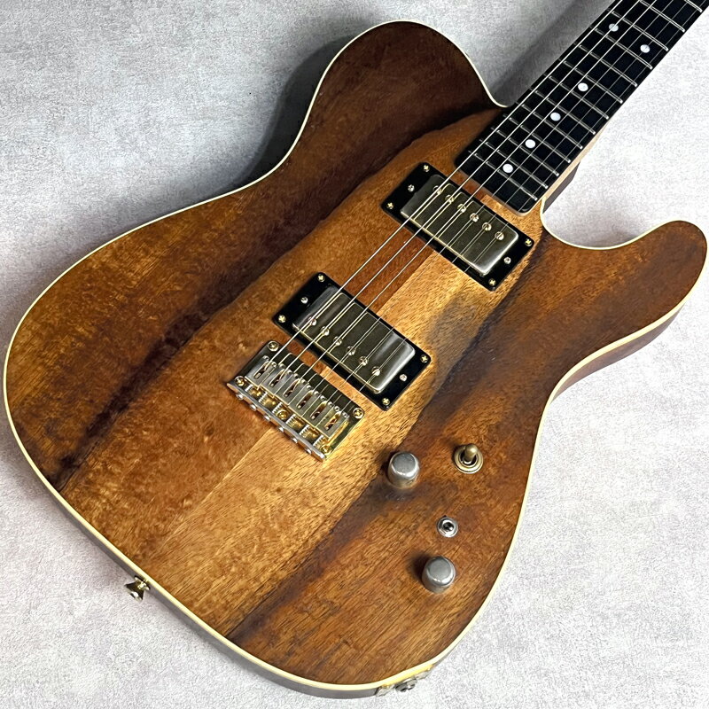 担当者コメント 2016年製 K.Nyui Custom Guitars KNTE Koa/Mahogany 長年PGMにて数多くの名機を手掛けてきた乳井和彦氏が、自身の名を冠して展開するハイエンドブランド。 クラシックなギターのエッセンスを尊重しつつ、現代的なプレイアビリティとサウンドを融合させる設計思想で、多くのプロから高い支持を得ている。 材の選定から組み込みまで一切の妥協を許さないクラフトマンシップにより、日本製ならではの精度とセンスを兼ね備えたギターを世に送り出している。 その中でも本機KNTE Koa/Mahoganyは、PGM乳井和彦氏の名を冠したZENBU JAPAN企画のスペシャルモデル。 トップには美しい木目をもつコアを採用。上品で高級感のある存在感を放つ。 バックには温かみのあるマホガニーを組み合わせることで、芯の太い中低音と豊かなサステインを獲得。 ネックにはメイプル、指板にはエボニーを採用し、立ち上がりの速さとクリアな高域を加えることで、上質でバランスの取れたトーンを実現。 ピックアップにはJason LollarによるEI Rayo Setをオリジナルマウントしたテレギブスタイル。 一般的なコイルワイヤーよりも太いワイヤーを使用し、巻き数を緻密にコントロールすることでクリアさと力強さを両立。フロントにアルニコ5、リアにアルニコ8マグネットを採用し、歯切れの良いアタックとハイパワーでホットなサウンドを提供。 また、コイルタップスイッチを搭載し、多彩なサウンドバリエーションに対応。 内部パーツにはEmerson製キャパシター、CTSポットを採用し、ハイエンドモデルらしいこだわりを徹底。 見た目の美しさと、材が持つ個性豊かな響きを余すことなく活かした唯一無二の一本。 K.Nyuiの真髄を存分に体感できる至極のギターといえる。 使用に伴う擦り傷や弾き傷、打痕等はあるものの、 演奏用に調整されたプレイヤーズコンディション。 重量：4.06Kg付属品：ソフトケース087 スペックシート ■TOP:Koa■BACK:Mahogany■NECK:Maple■FINGER BOARD:Ebony■PICKUPS:Lollr EI Rayo Set■OTHER:Coil Tap SW,Emerson Cap＆CTS Pots 商品状態 中古品　キズあり　 ※状態は画像にてご確認ください。 店頭にて買取を行った中古品となります ※大きく目立つキズや、写真に写るキズのみ撮影しております 写真以外にも小さな打痕やスリキズが存在するとお考えください。 当店専任リペアマンによるメンテナンス済みです。 ■ ネック状態 ： ほぼストレート■ フレット残り ： 8～9割■ トラスロッド ： 余裕あり 商品状態、フレットやネックの状態は担当者の主観によるものになります。画像と合わせてご確認ください。 タイプ ― 型番 ― カラー ― シリアルNo. ― 付属品 ソフトケース087 スペックシート 注意事項 USED品のためパーツのカスタムがされている場合がございます。ご希望の場合には各部分の拡大画像をメールにてお送りいたします。 実店舗での並行販売品のため、在庫更新の遅れにより品切れの場合がございます。 品切れの場合にはキャンセル処理をさせていただきますのでご容赦ください。 ご不明な点は「商品についての問合わせ」よりお気軽にお申し付けください。
