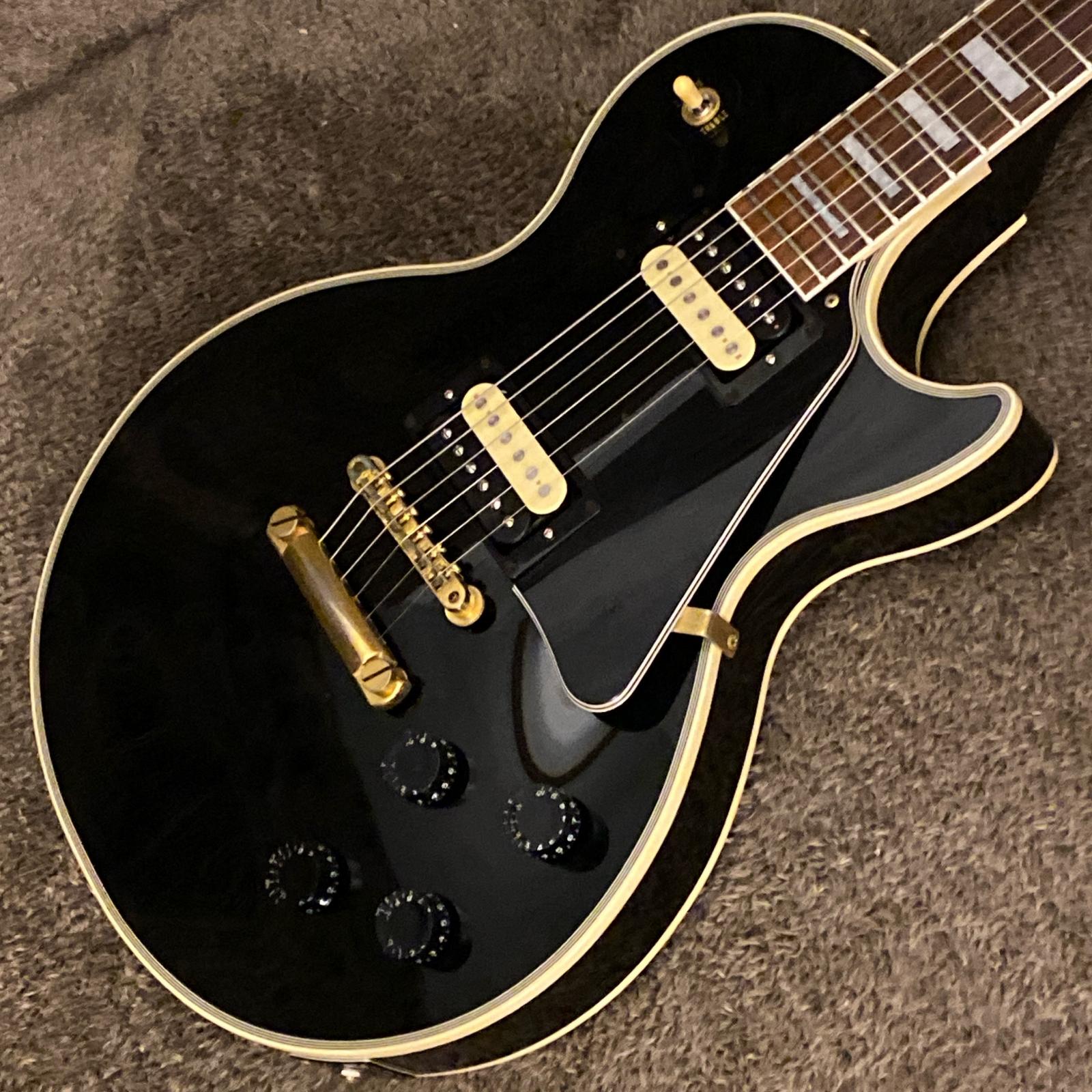 担当者コメント 本機はマホガニーボディにメイプルトップで重厚な低域とタイトなアタック感を両立。ローズ指板とブラックの組み合わせが高級感を漂わせます。ピックアップはGOTOHのHB Classicに変えられておりウォームで丸みのあるトーンがが特徴的ギブソンと比べるとややマイルドな出音ですがレスポールらしい厚みと密度はしっかりと感じられます。特にクリーントーン時には粒立ちが良く煌びやかな音が魅力です。ネック裏やボディサイドに打痕の修正歴があり、ポット、ジャック、スイッチが交換されていますが現状問題なくお使い頂けます。ヘッドインレイの浮きの修正も行われていますネックもほぼストレートで、トラスロッドにも余裕はあり、フレットも残り7～8割残っていますので実戦でも満足してお使いいただける一本です。 ■BODY：Mahogany/Maple TOP ■NECK：Mahogany ■FINGER BOARD：Rosewood ■PICKUPS：Gotoh HB Classic×2 ■重量　4.47kg ■ フレット残り ： 7～8割 ■ ネック状態 ： ほぼストレート ■ トラスロッド ： 余裕あり 付属品：純正ハードケース218 商品状態 中古品　キズあり　 ※状態は画像にてご確認ください。 店頭にて買取を行った中古品となります ※大きく目立つキズや、写真に写るキズのみ撮影しております 写真以外にも小さな打痕やスリキズが存在するとお考えください。 当店専任リペアマンによるメンテナンス済みです。 商品状態、フレットやネックの状態は担当者の主観によるものになります。画像と合わせてご確認ください。 タイプ ― 型番 ― カラー ― シリアルNo. 804535 付属品 純正ハードケース218 注意事項 USED品のためパーツのカスタムがされている場合がございます。ご希望の場合には各部分の拡大画像をメールにてお送りいたします。 実店舗での並行販売品のため、在庫更新の遅れにより品切れの場合がございます。 品切れの場合にはキャンセル処理をさせていただきますのでご容赦ください。 ご不明な点は「商品についての問合わせ」よりお気軽にお申し付けください。