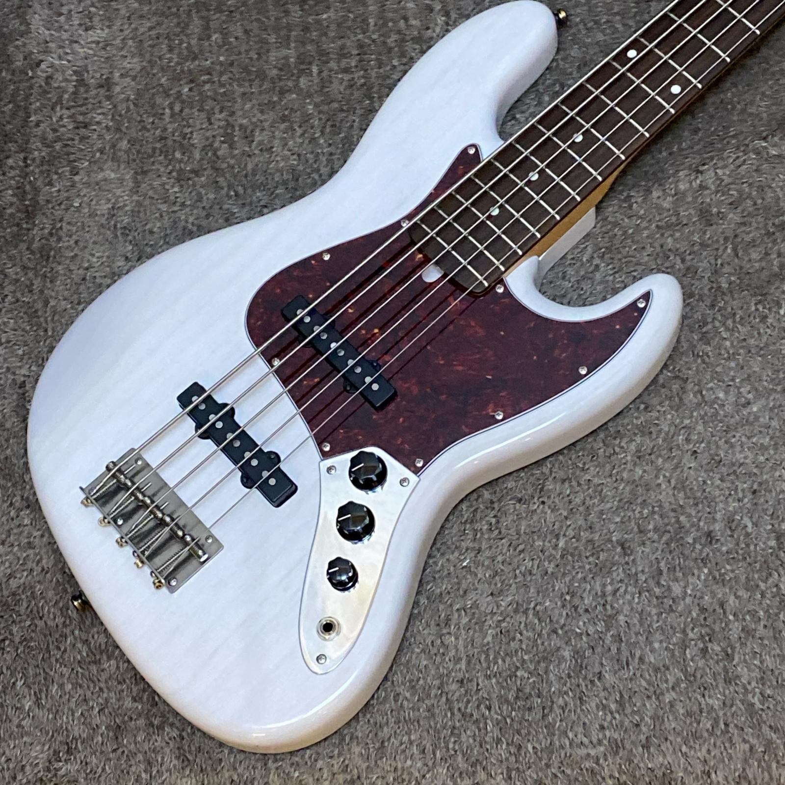 担当者コメント ボディにライトアッシュ、ネックにメイプル、指板にローズウッドを採用したモデルです。ピックアップはオリジナルのシングルコイル2基を搭載しています。非常に軽量なボディとスパイラルサドルの見た目も相まって、ビンテージな雰囲気を音でも見た目でも楽しめるモデルとなっています。ビンテージな雰囲気を醸しつつライブでもガンガンお使い頂ける一本です。 ■BODY：Light Ash ■NECK：Maple ■FINGER BOARD：Rosewood ■PICKUPS：Original PU×2 ■重量　3.76kg ■ フレット残り ： 7～8割 ■ ネック状態 ： ほぼストレート ■ トラスロッド ： 余裕あり 付属品：純正ギグバック(SC119) 商品状態 中古品　キズあり　 ※状態は画像にてご確認ください。 店頭にて買取を行った中古品となります ※大きく目立つキズや、写真に写るキズのみ撮影しております 写真以外にも小さな打痕やスリキズが存在するとお考えください。 当店専任リペアマンによるメンテナンス済みです。 商品状態、フレットやネックの状態は担当者の主観によるものになります。画像と合わせてご確認ください。 タイプ ― 型番 ― カラー ― シリアルNo. 24071602 付属品 純正ギグバック(SC119) 注意事項 USED品のためパーツのカスタムがされている場合がございます。ご希望の場合には各部分の拡大画像をメールにてお送りいたします。 実店舗での並行販売品のため、在庫更新の遅れにより品切れの場合がございます。 品切れの場合にはキャンセル処理をさせていただきますのでご容赦ください。 ご不明な点は「商品についての問合わせ」よりお気軽にお申し付けください。