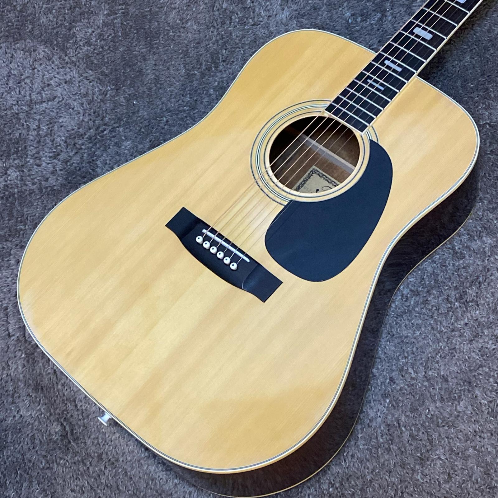 担当者コメント 長野県の木曽鈴木バイオリンにてOEM製造されていたThomos D-20が中古にて入荷しました。名古屋のスズキバイオリンとは別会社みたいですね。ネック材、指板材は目視で確認しましたが、ボディ材は分かり兼ねました。申し訳ございません。オール合板ボディですが、年月が経っているためか良く鳴る個体です。弦高は12Fで計測して、1弦約2.5mm/6弦約3.1mmと標準からやや高くなっています。トップの膨らみも少なく、ハイ起きも軽度となっており、40～50年ほど経っておりますが、まだまだ現役でお使い頂けます。ストローク用途でもフィンガースタイルでもどちらも気持ちよく鳴ってくれる個体です。 ■TOP：Unknown ■SIDE：Unknown ■BACK：Unknown ■NECK：Nato ■FINGER BOARD：Rosewood ■PICKUPS：- ■ フレット残り ： 7～8割 ■ ネック状態 ： ほぼストレート ■ トラスロッド ： 余裕あり 付属品：無し 商品状態 中古品　キズあり　 ※状態は画像にてご確認ください。 店頭にて買取を行った中古品となります ※大きく目立つキズや、写真に写るキズのみ撮影しております 写真以外にも小さな打痕やスリキズが存在するとお考えください。 当店専任リペアマンによるメンテナンス済みです。 商品状態、フレットやネックの状態は担当者の主観によるものになります。画像と合わせてご確認ください。 タイプ ― 型番 ― カラー ― シリアルNo. 70427 付属品 無し 注意事項 USED品のためパーツのカスタムがされている場合がございます。ご希望の場合には各部分の拡大画像をメールにてお送りいたします。 実店舗での並行販売品のため、在庫更新の遅れにより品切れの場合がございます。 品切れの場合にはキャンセル処理をさせていただきますのでご容赦ください。 ご不明な点は「商品についての問合わせ」よりお気軽にお申し付けください。