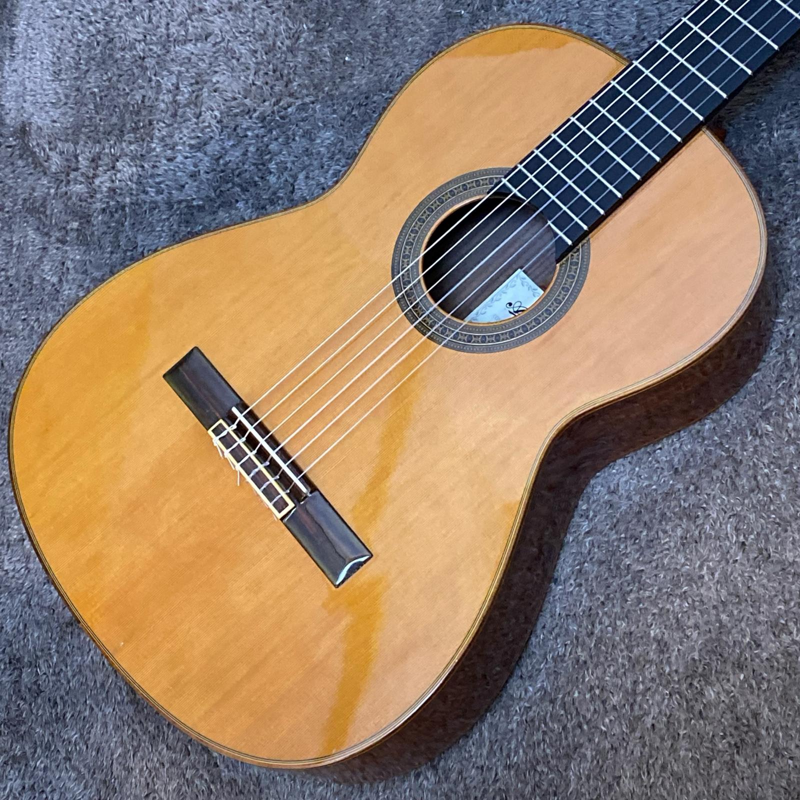 担当者コメント スプルース単板トップ、サイドとバックにローズウッド、ネックにマホガニー、指板にエボニーを採用したモデルです。スプルース単板によるタッチのニュアンスの出やすさが魅力です。ネック裏のヘッド付近に割れの修理跡があります。一部白濁がございます。 ■TOP：Solid Spruce ■SIDE：Rosewood ■BACK：Rosewood ■NECK：Mahogany ■FINGER BOARD：Ebony ■PICKUPS：- ■ フレット残り ： 7～8割 ■ ネック状態 ： ほぼストレート ■ トラスロッド ： 余裕あり 付属品：純正ハードケース210 商品状態 中古品　キズあり　 ※状態は画像にてご確認ください。 店頭にて買取を行った中古品となります ※大きく目立つキズや、写真に写るキズのみ撮影しております 写真以外にも小さな打痕やスリキズが存在するとお考えください。 当店専任リペアマンによるメンテナンス済みです。 商品状態、フレットやネックの状態は担当者の主観によるものになります。画像と合わせてご確認ください。 タイプ ― 型番 ― カラー ― シリアルNo. 1407205 付属品 純正ハードケース210 注意事項 USED品のためパーツのカスタムがされている場合がございます。ご希望の場合には各部分の拡大画像をメールにてお送りいたします。 実店舗での並行販売品のため、在庫更新の遅れにより品切れの場合がございます。 品切れの場合にはキャンセル処理をさせていただきますのでご容赦ください。 ご不明な点は「商品についての問合わせ」よりお気軽にお申し付けください。