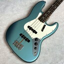 担当者コメント1998年製　Fender American Vintage 62 Jazz Bass誰もが知る2大エレキギターメーカーのうちのひとつで、ギターやベースのスタンダートを生み出した大手有名メーカー。現在は生産完了したフェンダーのレギュラーラインでの最上位モデルで、特定の年式のビンテージスペックを再現するリイシューシリーズ American Vintage。本機は3Knob仕様に切り替わる62年型を精密にフィーチャーした、62 Jazz Bass。スラブボードにアースラインや逆巻きペグなどの主要なヒストリックスペックを踏襲。当時のプレイヤーズフィードバックを経た、新鋭のオフセットコンタードボディはアルダー材。ボディカラーは程よく飴色に焼けた、Lake Placid Blueカラー。こちらはラッカーフィニッシュによるナチュラルエイジングにて発生したウェザーチェックがヴィンテージモデルとしての風格をより高い水準に昇華。メイプルネックに前述のローズスラブボード。PUにはOrignal Vintage Jazz Bassを搭載。JBらしいコシのあるエッジ―なサウンドが楽しめ、程よくキレを含んだジャリっと感がいかにも「THE FENDER」チックな雰囲気を纏う。PG、ブリッジ下穴修正箇所はあるが、PG/ブリッジマウント時は見えない場所となっている。ネックジョイント箇所の割れ、修正あり。擦り傷や弾き傷、使用に伴う打痕などはあるが、演奏用に調整されたプレイヤーズコンディション。重量 約4.41kg　ハードケース付■BODY:Alder■NECK:Maple■FINGER BOARD:Rosewood■PICKUPS:Fender Vintage Jazz Bass商品状態中古品　キズあり　※状態は画像にてご確認ください。店頭にて買取を行った中古品となります傷、打痕等の詳細は画像にてご確認ください。※大きく目立つキズや、写真に写るキズのみ撮影しております写真以外にも小さな打痕やスリキズが存在するとお考えください。当店専任リペアマンによるメンテナンス済みです。■ フレット残り ： 7～8割程度■ ネック状態 ： ほぼストレート■ トラスロッド ： 余裕あり商品状態、フレットやネックの状態は担当者の主観によるものになります。画像と合わせてご確認ください。タイプJB型番American Vintage 62 Jazz BassカラーLake Placid BlueシリアルNo.-付属品ハードケース注意事項USED品のためパーツのカスタムがされている場合がございます。ご希望の場合には各部分の拡大画像をメールにてお送りいたします。実店舗での並行販売品のため、在庫更新の遅れにより品切れの場合がございます。品切れの場合にはキャンセル処理をさせていただきますのでご容赦ください。ご不明な点は「商品についての問合わせ」よりお気軽にお申し付けください。