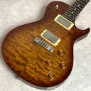 担当者コメント2006年製 Paul Reed Smith Singlecut 10Top 2006オリジナルのパーツや音響特性がよく考えらた構造や材質を使用し、鮮やかな極上の木材をふんだんに使うことで、プロアマ問わず多くのギタープレイヤーから厚い支持を集めるPRS。本機はレスポールシェイプに近いルックスを持ち、PRSが誇る総意を余すことなく落とし込んだ、シングルカッタウェイモデル。ボディトップには数ある杢材ストックの中から厳選された、10topキルテッドメイプルを選定。見る角度によって異なった表情を見せる杢目は秀逸の一言で、あらゆる人の目を釘付けにする圧倒的なルックスを有する。シンプルながらゴージャスなインレイワークは所謂、ムーンインレイと呼ばれるドット・スタイル。ピックアップにはシングルカット用PUとして登場しそのトーンが一定層のファンを作るほどに人気を博す、#7Bass&Trebleを搭載。手元のニュアンスを表現しやすく、太くメロウなサウンドを再生。当年代の塗装にはつきものとされる白濁がネックジョイント箇所からサイドに掛けうっすらフェードするようにあるが、重要なトップには見られず、外観としても状況の良い1本。使用に伴う擦り傷や、弾き傷、ごく細かな打痕などはみられるが演奏用に調整されたプレイヤーズコンディション。重量 約3.85kg　ハードケース・バードタグ付■BODY:Top/Quilted Maple （10Top） Back/Mahogany■NECK:Mahogany■FINGER BOARD:Rosewood■PICKUPS:PRS #7Bass&Treble商品状態中古品　キズあり　※状態は画像にてご確認ください。オンラインにて買取を行った中古品となります傷、打痕等の詳細は画像にてご確認ください。※大きく目立つキズや、写真に写るキズのみ撮影しております写真以外にも小さな打痕やスリキズが存在するとお考えください。当店専任リペアマンによるメンテナンス済みです。■ フレット残り ： 8～9割以上■ ネック状態 ： ほぼストレート■ トラスロッド ： 余裕あり商品状態、フレットやネックの状態は担当者の主観によるものになります。画像と合わせてご確認ください。タイプOriginal型番Singlecut 10Top 2006カラーサンバースト系シリアルNo.-付属品ハードケース・バードタグ注意事項USED品のためパーツのカスタムがされている場合がございます。ご希望の場合には各部分の拡大画像をメールにてお送りいたします。実店舗での並行販売品のため、在庫更新の遅れにより品切れの場合がございます。品切れの場合にはキャンセル処理をさせていただきますのでご容赦ください。ご不明な点は「商品についての問合わせ」よりお気軽にお申し付けください。