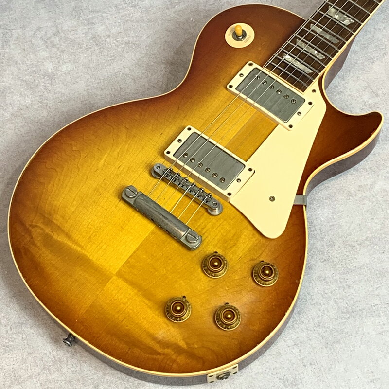 担当者コメント1995年製 Gibson Custom Shop Historic Collection 1958 Les Paul Reissue Tom Murphy Aged at Guitar Priservation多くのギタリストが憧れるエレキギター2大メーカーのひとつ、ギブソンの中でも、熟練の技術を持ったビルダーたちが、厳選された素材を用い、高品質な楽器を製造するギブソンカスタム。本機はギブソンのトップビルダーたちが現代の技術を結集し、各年代をフィーチャーした最高の名機をリイシューするHistoric Collectionシリーズより、センター2P プレーン・トップを配した1958年型のLes Paulモデル。こちらは、Gibsonから94年の暮れごろに一度退社した、エイジド加工のパイオニアであるトム・マーフィー氏が当時開業したヴィンテージ関連のリペアショップ、「Guitar Preservation」にてその後Gibsonと共同でAgedモデルを製作を開始するまでのごく数年間のうちに氏によりAged加工が施された、非常に貴重で歴史的にも価値のある1本。PUはヴィンテージPAFを綿密に再現する、現在では定番機種となった57Classic。トム・マーフィー氏が実際にカラー/エイジド加工を行った際の直筆の1通のレターが付属。エイジド加工品のため、キズなどの詳細は割愛。演奏用に調整されたプレイヤーズコンディション。重量 約4.24kg ハードケース・直筆のレター付■BODY:Top/Plain Maple Back/Mahogany■NECK:Mahogany■FINGER BOARD:Rosewood■PICKUPS:Gibson 57Classic商品状態中古（ヴィンテージ加工）品　キズあり　※状態は画像にてご確認ください。店頭にて買取を行った中古品となります傷、打痕等の詳細は画像にてご確認ください。※大きく目立つキズや、写真に写るキズのみ撮影しております写真以外にも小さな打痕やスリキズが存在するとお考えください。当店専任リペアマンによるメンテナンス済みです。■ フレット残り ： 8～9割程度■ ネック状態 ： ほぼストレート■ トラスロッド ： 余裕あり商品状態、フレットやネックの状態は担当者の主観によるものになります。画像と合わせてご確認ください。タイプLP型番1958 Les Paul Reissue Tom Murphy Aged at Guitar Priservationカラーサンバースト系シリアルNo.-付属品ハードケース・直筆のレター注意事項USED品のためパーツのカスタムがされている場合がございます。ご希望の場合には各部分の拡大画像をメールにてお送りいたします。実店舗での並行販売品のため、在庫更新の遅れにより品切れの場合がございます。品切れの場合にはキャンセル処理をさせていただきますのでご容赦ください。ご不明な点は「商品についての問合わせ」よりお気軽にお申し付けください。