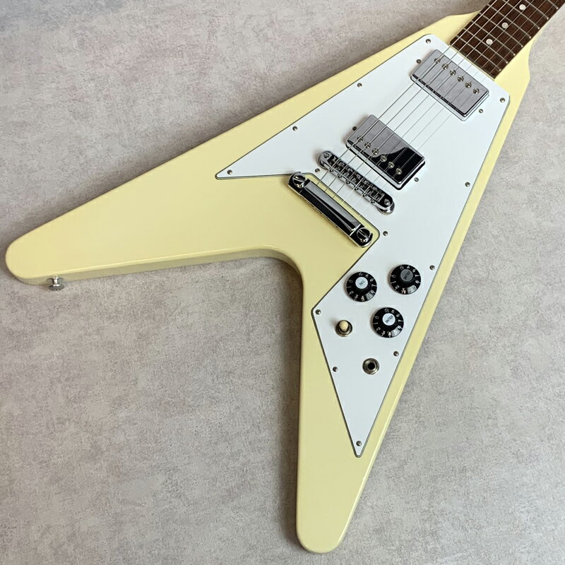 担当者コメント2015年製　Gibson Flying V 2015 Japan Limited時代を牽引してきた多くのプレイヤーが憧れる大手有名メーカー、Gibson。Les Paul やSGなど多くのスタンダードモデルを輩出し現在でも世界中のプレイヤーに愛用される。本機は2015年度の日本限定モデル、Flying V 2015 Japan Limited。当時一時レギュラーラインから姿を消していたフライングVを日本限定で製造。グローバーのマシンヘッドにボリュート付ネックなど70年代調のルックスに加え、ややクリームがかったClassic Whiteカラー。ネックグリップは43mmのフライングV・スリムネックグリップ。指板材はグラナディーロ。PUはGibson PAF系の決定版、57Classicと57Classic+を搭載。ピッキングニュアンスをダイレクトに再生し、弾き手の表現力を増幅。イメージにあるロックはもちろんの事、多彩な音楽シーンにマッチ。また、ネックを中心にウェザーチェックが現れており、薄い塗装を証明。ボディサイドバック、ネックグリップ部に色素沈着あり。弾き傷や擦り傷、エッジ部打痕やウェザーチェックなどはあるが演奏用に調整されたプレイヤーズコンディション。重量 約3.16kg　ハードケース付■BODY:Mahogany■NECK:Mahogany■FINGER BOARD:Granadillo■PICKUPS:Gibson 57Classic＆57+商品状態中古品　キズあり　※状態は画像にてご確認ください。店頭にて買取を行った中古品となります傷、打痕等の詳細は画像にてご確認ください。※大きく目立つキズや、写真に写るキズのみ撮影しております写真以外にも小さな打痕やスリキズが存在するとお考えください。当店専任リペアマンによるメンテナンス済みです。■ フレット残り ： 9割以上■ ネック状態 ： ほぼストレート■ トラスロッド ： 余裕あり商品状態、フレットやネックの状態は担当者の主観によるものになります。画像と合わせてご確認ください。タイプFV型番Flying V 2015 Japan LimitedカラーClassic WhiteシリアルNo.-付属品ハードケース注意事項USED品のためパーツのカスタムがされている場合がございます。ご希望の場合には各部分の拡大画像をメールにてお送りいたします。実店舗での並行販売品のため、在庫更新の遅れにより品切れの場合がございます。品切れの場合にはキャンセル処理をさせていただきますのでご容赦ください。ご不明な点は「商品についての問合わせ」よりお気軽にお申し付けください。