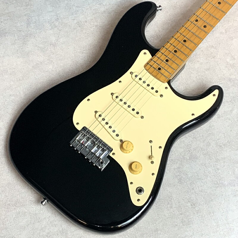 担当者コメント1983年製 Fender 1983 Standard Stratocaster誰もが知る2大エレキギターメーカーのうちのひとつで、ギターやベースのスタンダートを生み出した大手有名メーカー。本機はFenderが歩んだ激動の80年代に誕生したモデルで、近代Fenderに多大な影響を与えた当時のマーケティングディレクター、Mr,Fender Manこと、「Dan Smith」氏からDan Smith期とも呼ばれる。生産時期は83年から85年にかけてと、Fender社の所有権がCBS社からビルシュルツ氏らに譲渡されるといった背景から非常にごく短期間のみとなっており、本来、バックパネルを装備したシンクロナイズトレモロや舟形ジャックプレートなどの基礎設計から見直しが行われており、部品点数を下げることや加工箇所を削減することでコストを意識した、歴史的な試行錯誤の跡がうかがえる。さらに特徴的な「フリーフライトトレモロシステム」はPUルーティング内を掘り下げることで配置されたスプリングキャビティを通して搭載。よって外観上はスプリングルーティングのないシンクロトレモロといった性格である。ネックグリップもグリップサイドの肉をそぎ落としつつも頂点はなだらかな、ソフトVチックなネックグリップ。PUはオリジナルシングルコイルをマウント。使用に伴うキズ、弾き傷などはあるが、演奏用に調整されたプレイヤーズコンディション。アーム欠品。重量 約3.27kg　非純正ハードケース（SKB）付■BODY:Alder■NECK:1P Maple■FINGER BOARD:Maple■PICKUPS:Original Single Coil商品状態中古品　キズあり　※状態は画像にてご確認ください。店頭にて買取を行った中古品となります傷、打痕等の詳細は画像にてご確認ください。※大きく目立つキズや、写真に写るキズのみ撮影しております写真以外にも小さな打痕やスリキズが存在するとお考えください。当店専任リペアマンによるメンテナンス済みです。■ フレット残り ： 7～8割程度■ ネック状態 ： ほぼストレート■ トラスロッド ： 余裕あり商品状態、フレットやネックの状態は担当者の主観によるものになります。画像と合わせてご確認ください。タイプST型番1983 Standard Stratocasterカラーブラック系シリアルNo.-付属品非純正ハードケース（SKB）注意事項USED品のためパーツのカスタムがされている場合がございます。ご希望の場合には各部分の拡大画像をメールにてお送りいたします。実店舗での並行販売品のため、在庫更新の遅れにより品切れの場合がございます。品切れの場合にはキャンセル処理をさせていただきますのでご容赦ください。ご不明な点は「商品についての問合わせ」よりお気軽にお申し付けください。