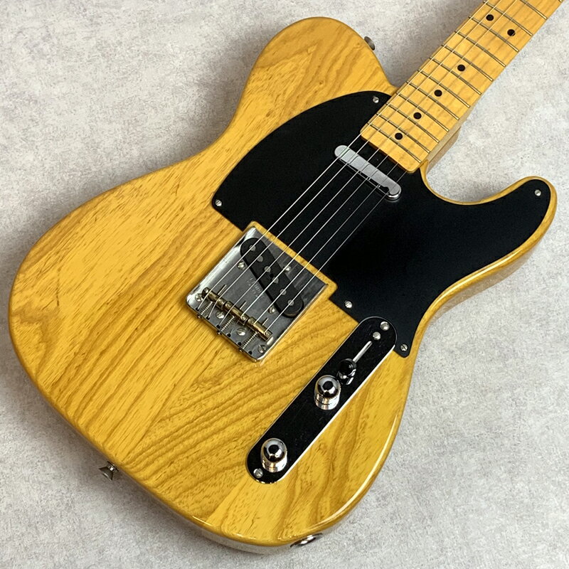 担当者コメント2010～2012年製 Fender Japan TL52-TXエレキギターを代表する2大ブランドの内のひとつ、フェンダーの日本ライセンスブランドで、高いコスパが国内外で支持を集めています。本機は50年代のテレキャスターをモデルに、カスタムショップで有名なTexas Specialピックアップを搭載したアップグレードモデル。鍋型のジャックプレートや1Pブラックピックガード、3WAYのブラス製サドルの載った縁有りのブリッジプレート、丸型のストリングガイドなど当時の仕様を再現。ネジ類は全てマイナス規格が使用された本格的なビンテージスペック。ピックアップにはTexas Specialを搭載。ハリとアタック感のあるクリアなトーンが、リアポジションではメリハリがあり、フロントではこもり過ぎずヌケのあるサウンドを出力。使用に伴う擦り傷や弾き傷、打痕などは見受けられるが演奏に支障はなく調整されたプレイヤーズコンディション。重量 約3.28kg　ソフトケース付■BODY:Ash■NECK:Maple■FINGER BOARD:Maple■PICKUPS:Fender Texas Special商品状態中古品　※状態は画像にてご確認ください。店頭にて買取を行った中古品となります傷、打痕等の詳細は画像にてご確認ください。※大きく目立つキズや、写真に写るキズのみ撮影しております写真以外にも小さな打痕やスリキズが存在するとお考えください。当店専任リペアマンによるメンテナンス済みです。■ フレット残り ： 8～9割程度■ ネック状態 ： ほぼストレート■ トラスロッド ： 余裕あり商品状態、フレットやネックの状態は担当者の主観によるものになります。画像と合わせてご確認ください。タイプTL型番TL52-TXカラーBSB系シリアルNo.-付属品ソフトケース注意事項USED品のためパーツのカスタムがされている場合がございます。ご希望の場合には各部分の拡大画像をメールにてお送りいたします。実店舗での並行販売品のため、在庫更新の遅れにより品切れの場合がございます。品切れの場合にはキャンセル処理をさせていただきますのでご容赦ください。ご不明な点は「商品についての問合わせ」よりお気軽にお申し付けください。