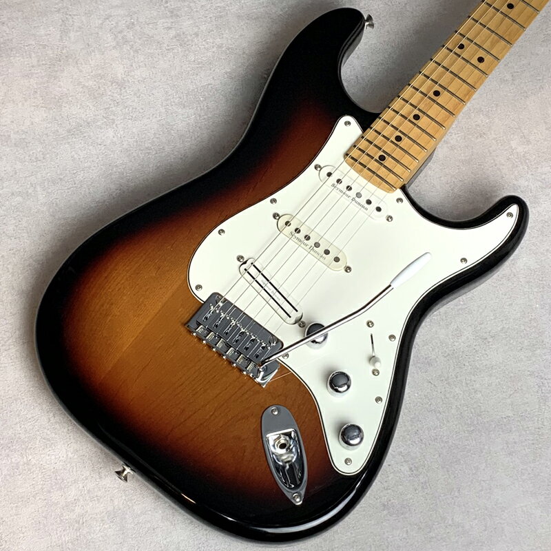 担当者コメント2021年製 Fender Player Stratocaster Mod誰もが知る2大エレキギターメーカーのうちのひとつで、ギターやベースのスタンダードを生み出した大手有名メーカー。本機は低価格を実現しながらも、エンセナダ工場で製造され、Fenderの名に恥じぬ高いパフォーマンスと品質を誇る、Playerシリーズより旗艦機、ストラトキャスター。トラッドスタイルなボディシェイプを踏襲しながらも、ブロックサドル+二点支持トレモロやModern Cシェイプネックなど、現代のプレイに対応。ロッド調整はヘッド側から行えるトップアジャスト仕様となっており比較的扱いやすいプレイヤーサイドなスペックもうれしい1本。PUはSeymour Duncan製STK-S7/STK-S7/SHR-1N Nポジションをリアにマウント。スタックタイプのシングルコイルにリアはシングルサイズのダブルレール仕様。ナットはブラスナットにジョイントプレートはFreedom製3mm厚を採用。豊かなサスティンに素早い立ち上がりがロックにピッタリの1機。アーム非純正、裏パネルが欠品使用に伴う擦り傷や弾き傷、細かな打痕などは見受けられるが演奏に支障はなく調整されたプレイヤーズコンディション。重量 約4.01kg　ソフトケース付■BODY:Alder■NECK:Maple■FINGER BOARD:Maple■PICKUPS:Seymour Duncan F:STK-S7/ C:STK-S7/ R:SHR-1N FtoR商品状態中古品　※状態は画像にてご確認ください。店頭にて買取を行った中古品となります傷、打痕等の詳細は画像にてご確認ください。※大きく目立つキズや、写真に写るキズのみ撮影しております写真以外にも小さな打痕やスリキズが存在するとお考えください。当店専任リペアマンによるメンテナンス済みです。■ フレット残り ： 9割以上■ ネック状態 ： ほぼストレート■ トラスロッド ： 余裕あり商品状態、フレットやネックの状態は担当者の主観によるものになります。画像と合わせてご確認ください。タイプST型番Player Stratocaster Modカラーサンバースト系シリアルNo.-付属品ソフトケース注意事項USED品のためパーツのカスタムがされている場合がございます。ご希望の場合には各部分の拡大画像をメールにてお送りいたします。実店舗での並行販売品のため、在庫更新の遅れにより品切れの場合がございます。品切れの場合にはキャンセル処理をさせていただきますのでご容赦ください。ご不明な点は「商品についての問合わせ」よりお気軽にお申し付けください。