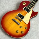 担当者コメント1997年製　Gibson Les Paul Classic時代を牽引してきた多くのプレイヤーが憧れる大手有名メーカー、Gibson。Les Paul やSGなど多くのスタンダードモデルを輩出し現在でも世界中のプレイヤーに愛用される。本機は現在ワールドワイドに製造されるClassicシリーズとは異なり旧代理店である山野楽器企画にて日本市場向けに専売されていた時期のもので、非常に人気のある1本。レギュラーラインでビンテージスペックを踏襲、60年モデルを再現したレスポールクラシックモデル。派手な杢のないプレーントップは、プレイヤーを選ばないスタンダードスペックで、飾り気はないながらも、詫びのあるルックスからあらゆるギタリストの心をひきつけるバック材はもちろんマホガニーのヒストリックスペック。PUにはギブソン純正の496Rと500Tを搭載、この逸品ならではのガッツのあるサウンドがクリーンからハイゲインまで様々なシーンで活躍。使用に伴う擦り傷や弾き傷、打痕などは見受けられるが演奏に支障はなく調整されたプレイヤーズコンディション。重量 約4.17kg　ハードケース・認定書付■BODY:Top/Maple Back/Mahogany■NECK:Mahogany■FINGER BOARD:Rosewood■PICKUPS:Gibson 496R/500T商品状態中古品　※状態は画像にてご確認ください。オンラインにて買取を行った中古品となります傷、打痕等の詳細は画像にてご確認ください。※大きく目立つキズや、写真に写るキズのみ撮影しております写真以外にも小さな打痕やスリキズが存在するとお考えください。当店専任リペアマンによるメンテナンス済みです。■ フレット残り ： 7～8割程度■ ネック状態 ： ほぼストレート■ トラスロッド ： 余裕あり商品状態、フレットやネックの状態は担当者の主観によるものになります。画像と合わせてご確認ください。タイプLP型番 Les Paul Classicカラーチェリーサンバースト系シリアルNo.-付属品ハードケース注意事項USED品のためパーツのカスタムがされている場合がございます。ご希望の場合には各部分の拡大画像をメールにてお送りいたします。実店舗での並行販売品のため、在庫更新の遅れにより品切れの場合がございます。品切れの場合にはキャンセル処理をさせていただきますのでご容赦ください。ご不明な点は「商品についての問合わせ」よりお気軽にお申し付けください。