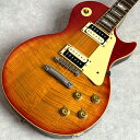 担当者コメント1994年製　Gibson 1994 Les Paul Classic Plus w/Custombucker時代を牽引してきた多くのプレイヤーが憧れる大手有名メーカー、Gibson。Les Paul やSGなど多くのスタンダードモデルを輩出し現在でも世界中のプレイヤーに愛用される。現在ワールドワイドに製造されるClassicシリーズとは異なり旧代理店である山野楽器企画にて日本市場向けに1960 Reissueとして専売されていた時期のもので非常に人気のある1本。Gibson社100周年を記念するアニバーサリーイヤー、1994年。本機はそんなクラシックモデルの中でも、贅沢なフレイムグレインをトップに採用した「Plus」モデル。ボディカラーは「HCSB」ことHeritage Cherry Sunburst。奥行あるカラーと杢のマッチが非常にグッドな仕上がり。トータルウエイトは4kg切りの3.97kg。体感も良く、LPとしてもスイートスポットなウエイト感。PUにはカスタムショップ製ヒストリックモデルに採用される、Custombuckerに換装。Gibsonが持つテクノロジーによりオリジナル50sPAFをスキャニングし、アルニコIIIマグネットやアンポッテドなどのスペックからPAFサウンドの特性を再生。サーキット類は、500kΩ/A Vo Pot、アースプレートからハンドワイヤリング化、キャパシタ交換、ジャックなどPUに合わせ見直し済み。PGが交換済み。PUリング、ロッドカバーなどのプラパーツ割れあり。使用に伴う擦り傷や弾き傷、打痕などは見受けられるが演奏に支障はなく調整されたプレイヤーズコンディション。重量 約3.97kg　ハードケース付■BODY:Top/Figured Maple 　Back/Mahogany■NECK:Mahogany■FINGER BOARD:Rosewood■PICKUPS:Gibson Custombucker Zebra Set商品状態中古品　※状態は画像にてご確認ください。店頭にて買取を行った中古品となります傷、打痕等の詳細は画像にてご確認ください。※大きく目立つキズや、写真に写るキズのみ撮影しております写真以外にも小さな打痕やスリキズが存在するとお考えください。当店専任リペアマンによるメンテナンス済みです。■ フレット残り ： 7～8割程度■ ネック状態 ： ほぼストレート■ トラスロッド ： 余裕あり商品状態、フレットやネックの状態は担当者の主観によるものになります。画像と合わせてご確認ください。タイプLP型番1994 Les Paul Classic Plus w/CustombuckerカラーHeritage Cherry SunburstシリアルNo.-付属品ハードケース注意事項USED品のためパーツのカスタムがされている場合がございます。ご希望の場合には各部分の拡大画像をメールにてお送りいたします。実店舗での並行販売品のため、在庫更新の遅れにより品切れの場合がございます。品切れの場合にはキャンセル処理をさせていただきますのでご容赦ください。ご不明な点は「商品についての問合わせ」よりお気軽にお申し付けください。