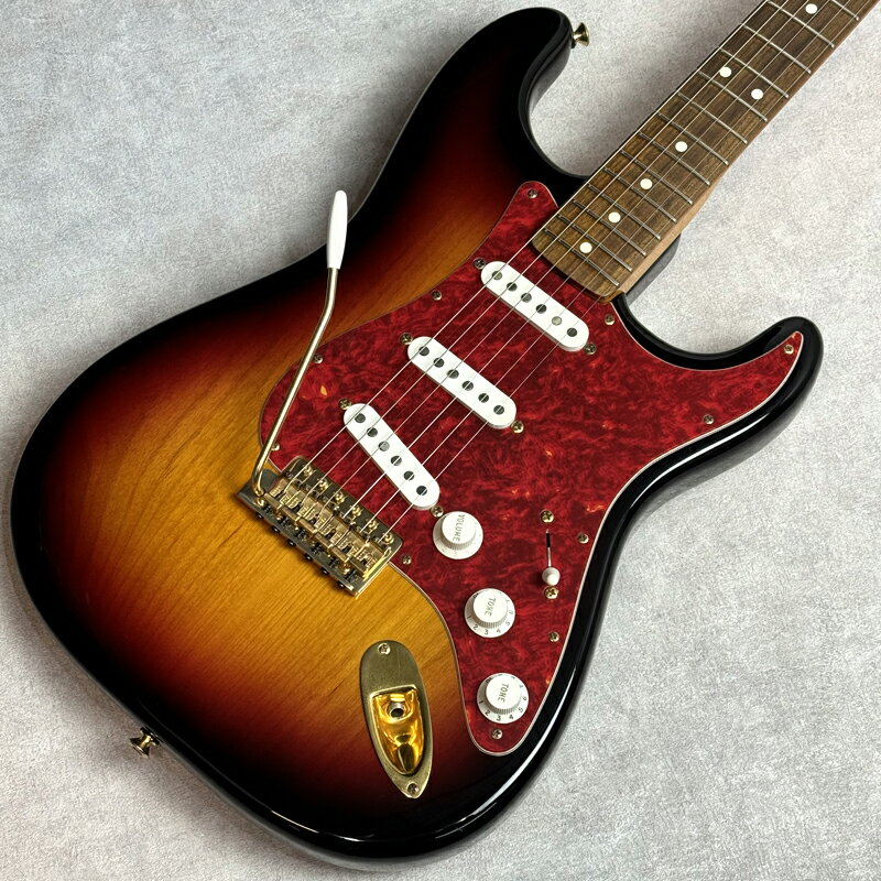 担当者コメント2006年製 Fender Stevie Ray Vaughan Signature S.R.V Stratocaster PG Mod誰もが知る2大エレキギターメーカーのうちのひとつで、ギターやベースのスタンダートを生み出した大手有名メーカー。本機は、偉大なブルースギタリストにして、世界中のギタリストが憧れるストラトプレイヤー、スティーヴィー・レイ・ヴォーンの愛機をモチーフとした、シグネイチャーモデル。ゴールドのハードウェア、ホワイトカバーのシングルコイルPUにプラスチックパーツ、レフティ仕様のブリッジなど、しっかりとレイ・ヴォーンが愛したスペックを踏襲。ヘッドストックのサインデカールも見どころ。アイコニックな「S.R.V」エングレーブのPGに代わり、タートイズ柄のPGに交換。PG取付穴変更有。ルックス面は彼をリスペクトする世界的ギタリストの愛機を彷彿とさせる風合い。PUには御存知 Fenderシングルコイルの殿堂、Texas Specialを搭載。肉厚なミッドレンジを持ち、シングルコイルならではの澄み渡るハイトーンとのマッチングがクセになる1基。メイプルネックにパーフェロー指板は9.5Rのモダンスペックにナロートールフレットを配置。滑らかなフィンガリングが可能なうえ、しっかりと厚みのあるグリップが確かな演奏を寄与。裏パネルが欠品使用に伴う擦り傷や弾き傷、細かな打痕などは見受けられるが演奏に支障はなく調整されたプレイヤーズコンディション。重量 約3.78kg　ハードケース付■BODY:Alder■NECK:Maple■FINGER BOARD:Pau Ferro■PICKUPS:Fender Texas Special Strat商品状態中古品　※状態は画像にてご確認ください。店頭にて買取を行った中古品となります傷、打痕等の詳細は画像にてご確認ください。※大きく目立つキズや、写真に写るキズのみ撮影しております写真以外にも小さな打痕やスリキズが存在するとお考えください。当店専任リペアマンによるメンテナンス済みです。■ フレット残り ： 8～9割程度■ ネック状態 ： ほぼストレート■ トラスロッド ： 余裕あり商品状態、フレットやネックの状態は担当者の主観によるものになります。画像と合わせてご確認ください。タイプST型番Stevie Ray Vaughan Signature S.R.V Stratocaster PG Modカラーサンバースト系シリアルNo.-付属品ハードケース注意事項USED品のためパーツのカスタムがされている場合がございます。ご希望の場合には各部分の拡大画像をメールにてお送りいたします。実店舗での並行販売品のため、在庫更新の遅れにより品切れの場合がございます。品切れの場合にはキャンセル処理をさせていただきますのでご容赦ください。ご不明な点は「商品についての問合わせ」よりお気軽にお申し付けください。