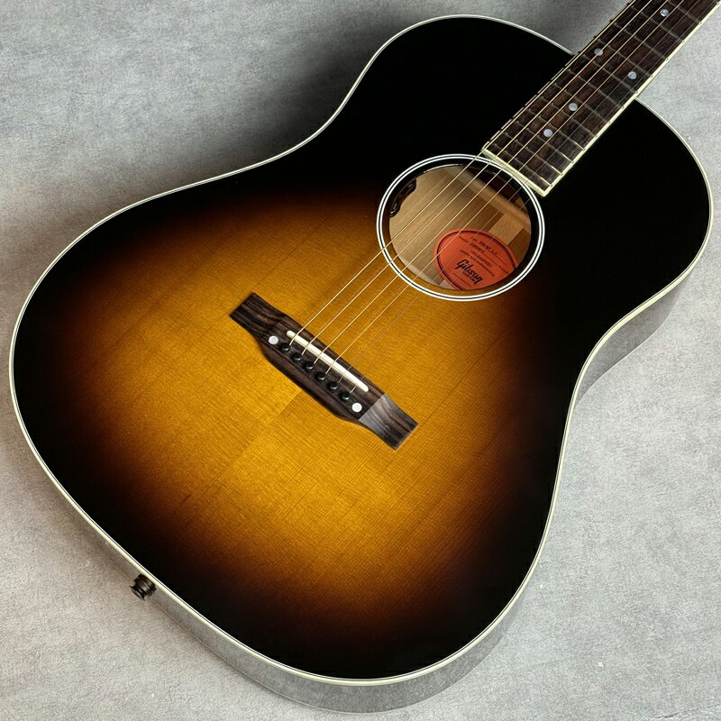 担当者コメント2023年製 Gibson Keb' Mo'“3.0”12-Fret J-45ギブソンはこの度、グラミー賞受賞歴5回を誇るマルチな才能に恵まれたシンガー・ギタリスト、ケブ・モーとのコラボレーションを結実させ、同アーティストのシグネチャー・モデルとして3モデル目となる「Keb’ Mo’ “3.0” 12-Fret J-45」のリリースを発表します。この新しいコアモデルは、様々な楽曲や演奏スタイルに最適です。サーマリー・エイジド・シトカスプルース・トップ、マホガニー・バック＆サイド、25インチ・スケールのマホガニー・ネック、ローズウッド指板、Keb’ Mo’ カスタム・プロファイル、オープンバックのGrover® チューナーを採用。ネックは12フレット・ポジションでボディに接合され、12フレット・ジョイント・モデルならではの丸みのあるフルボディー・トーンと抜群の弾き心地が実現されています。L.R. Baggsのピックアップを搭載。付属のハードシェルケースから取り出した瞬間に、スタジオやステージで即戦力となるモデルに仕上がっています。重量 約1.89kg 純正ハードケース・認定書・アクセサリー類付■BODY:Top:Thermally Aged Sitka Spruce Back:Mahogany■NECK:Mahogany/Keb' Mo' Neck■FINGER BOARD:Rosewood　12" / 304.8mm■PICKUPS:LR Baggs VTC商品状態新品※状態は画像にてご確認ください。店頭での試奏などにより、細かな擦り傷等が発生する可能性がございますこと、ご了承下さい。■ フレット残り ： 9割以上■ ネック状態 ： ほぼストレート■ トラスロッド ： 余裕あり商品状態、フレットやネックの状態は担当者の主観によるものになります。画像と合わせてご確認ください。タイプJ型番Keb' Mo'“3.0”12-Fret J-45カラーVintage SunburstシリアルNo.215920372付属品純正ハードケース・認定書・アクセサリー類注意事項ご希望の場合には各部分の拡大画像をメールにてお送りいたします。実店舗での並行販売品のため、在庫更新の遅れにより品切れの場合がございます。品切れの場合にはキャンセル処理をさせていただきますのでご容赦ください。ご不明な点は「商品についての問合わせ」よりお気軽にお申し付けください。