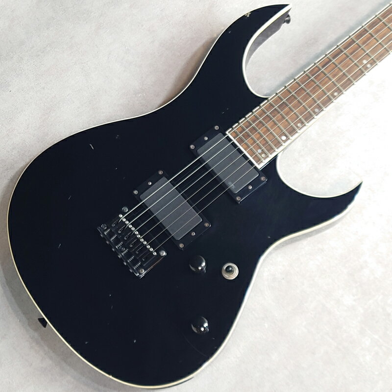 担当者コメント2010年製　FERNANDES FGZ-DLX JPC 2011日本のエレキギタームーブメントの黄金期を支えてきた数あるブランドのひとつで、プロアマ問わず現在でも多くのプレイヤーに愛されています。本機はミュージシャンの様々なリクエストから生まれたとされるモデル。ディンキースタイルの取り回しの良さがあり、扱いやすいプレイアビリティ。セットネック構造によりネックとボディ全体で弦振動を生かします。ボディにマホガニー、ネックにメイプル、指板にローズウッドを採用。ピックアップにはEMG 60&81を搭載。コントロールはシンプルでマスターボリューム、マスタートーン、トグルスイッチのピックアップセレクター。擦り傷や弾き傷、打痕、塗装欠けや修正跡など、仕様と経年によるダメージは多く見受けられますが、演奏上のコンディションは良好な一本。重量 約3.44kg　非純正ソフトケース付■BODY:Mahogany■NECK:Maple■FINGER BOARD:Rosewood■PICKUPS:EMG 60&81商品状態中古品　キズあり　※状態は画像にてご確認ください。店頭にて買取を行った中古品となります傷、打痕等の詳細は画像にてご確認ください。※大きく目立つキズや、写真に写るキズのみ撮影しております写真以外にも小さな打痕やスリキズが存在するとお考えください。当店専任リペアマンによるメンテナンス済みです。■ フレット残り ： 7～8■ ネック状態 ： ほぼストレート■ トラスロッド ： 余裕あり商品状態、フレットやネックの状態は担当者の主観によるものになります。画像と合わせてご確認ください。タイプディンキー型番FGZ-DLX JPC 2011カラーブラック系シリアルNo.001XXX付属品非純正ソフトケース注意事項USED品のためパーツのカスタムがされている場合がございます。ご希望の場合には各部分の拡大画像をメールにてお送りいたします。実店舗での並行販売品のため、在庫更新の遅れにより品切れの場合がございます。品切れの場合にはキャンセル処理をさせていただきますのでご容赦ください。ご不明な点は「商品についての問合わせ」よりお気軽にお申し付けください。