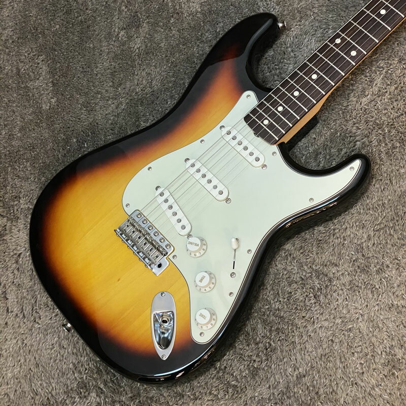 担当者コメント仕様変更が行われて以降のFender MIJ Traditional 60s Stratocasterが中古にて入荷しました。2020年製の個体で、バスウッドボディ・メイプルネック・ローズウッド指板のスタンダードな仕様となっています。仕様変更以降はUSAデザインを採用されており、ネックは従来の42.8mm→41.0mmに変更、指板ラジアスは9.5R、ネックシェイプもUSAデザイン採用しつつ、日本人の手に馴染みやすいようアレンジが加えられています。各パーツやデカール一つにいたるまでUSAデザイン似て再構成されており、サウンド・ルックス共にUSAno伝統的な部分を踏襲したシリーズです。一部ダコンや擦り傷がございますが、近年製の個体という事もありネック状態良好、フレットは8～9割程残っており、トラスロッドも締め緩め共に余裕がございます。持ち運びに便利な純正ソフトケースとアームが付属します。■BODY：Basswood■NECK：Maple■FINGER BOARD：Rosewood■PICKUPS：Original PU×3■重量 3.17kg■付属品 純正ソフトケース64 アーム商品状態中古品※状態は画像にてご確認ください。当店専任リペアマンによるメンテナンス済みです。■ フレット残り ： 8～9割■ ネック状態 ： ほぼストレート■ トラスロッド ： 余裕あり商品状態、フレットやネックの状態は担当者の主観によるものになります。画像と合わせてご確認ください。タイプSTタイプ型番MIJ Traditional II 60s Stratocaster カラー-シリアルNo.JD20012052付属品純正ソフトケース64 アーム注意事項USED品のためパーツのカスタムがされている場合がございます。ご希望の場合には各部分の拡大画像をメールにてお送りいたします。実店舗での並行販売品のため、在庫更新の遅れにより品切れの場合がございます。品切れの場合にはキャンセル処理をさせていただきますのでご容赦ください。※30万円以上のご注文の際は代引きができません。そのため、その他の決済方法に変更いただく場合がございます。その際はこちらからご連絡いたしますので、ご了承お願いいたします。ご不明な点は「商品についての問合わせ」よりお気軽にお申し付けください。※注文確認後、再度検品を行なってから注文の確定を行いますので、注文確定まで最大3日程お時間頂く場合あります。