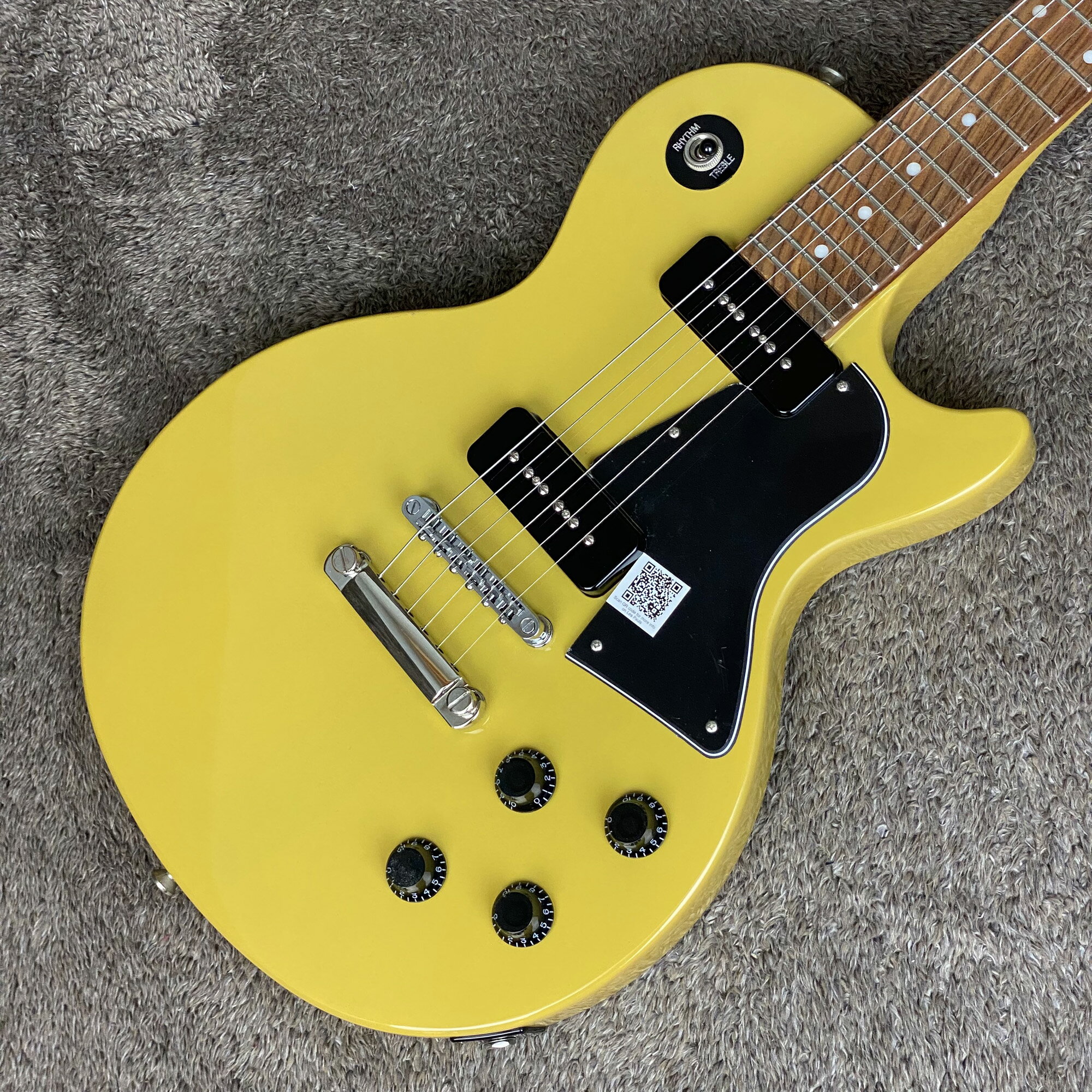 担当者コメントEpiphone Limited Edition Les Paul Special Single Cutawayの入荷です。レスポールスペシャルはもともと、前年デビューしたレスポール・ジュニアのアップグレードバージョンとして開発され、当時ギブソン社が保有していたパーツのみで組み上げ、フロントピックアップが加わったことで本家のレスポールに引けを取らない仕上がりとなりました。 P-90はシングルコイル特有の「明瞭で、歯切れよくハッキリとした抜ける音」に加え、「太くて丸くバランスの良いPU」として、ボブ・マーリー始めジミ・ヘンドリックス、ラリーカールトン、日本ではBUMP OF CHICKENの藤原さん、奥田民生さんといったヴォーカルの心を掴み、愛機として活躍しました。バーブリッジよりも調整の利便性や音程が正確な「チューンオーマチックストップバー」を採用しています。フレットの減りやトラスロッドの劣化も見られず、非常に良いコンディションを保っています。■BODY：Mahogany■NECK：Mahogany■FINGER BOARD：Rosewood■PICKUPS：Original P-90×2■重量 3.37kg■付属品 非純正ソフトケース商品状態中古品※状態は画像にてご確認ください。当店専任リペアマンによるメンテナンス済みです。■ フレット残り ： 7～8割■ ネック状態 ： ほぼストレート■ トラスロッド ： 余裕あり商品状態、フレットやネックの状態は担当者の主観によるものになります。画像と合わせてご確認ください。タイプレスポールタイプ型番Les Paul Special Pro Single Cutawayカラー-シリアルNo.18111513041付属品非純正ソフトケース注意事項USED品のためパーツのカスタムがされている場合がございます。ご希望の場合には各部分の拡大画像をメールにてお送りいたします。実店舗での並行販売品のため、在庫更新の遅れにより品切れの場合がございます。品切れの場合にはキャンセル処理をさせていただきますのでご容赦ください。※30万円以上のご注文の際は代引きができません。そのため、その他の決済方法に変更いただく場合がございます。その際はこちらからご連絡いたしますので、ご了承お願いいたします。ご不明な点は「商品についての問合わせ」よりお気軽にお申し付けください。※注文確認後、再度検品を行なってから注文の確定を行いますので、注文確定まで最大3日程お時間頂く場合あります。