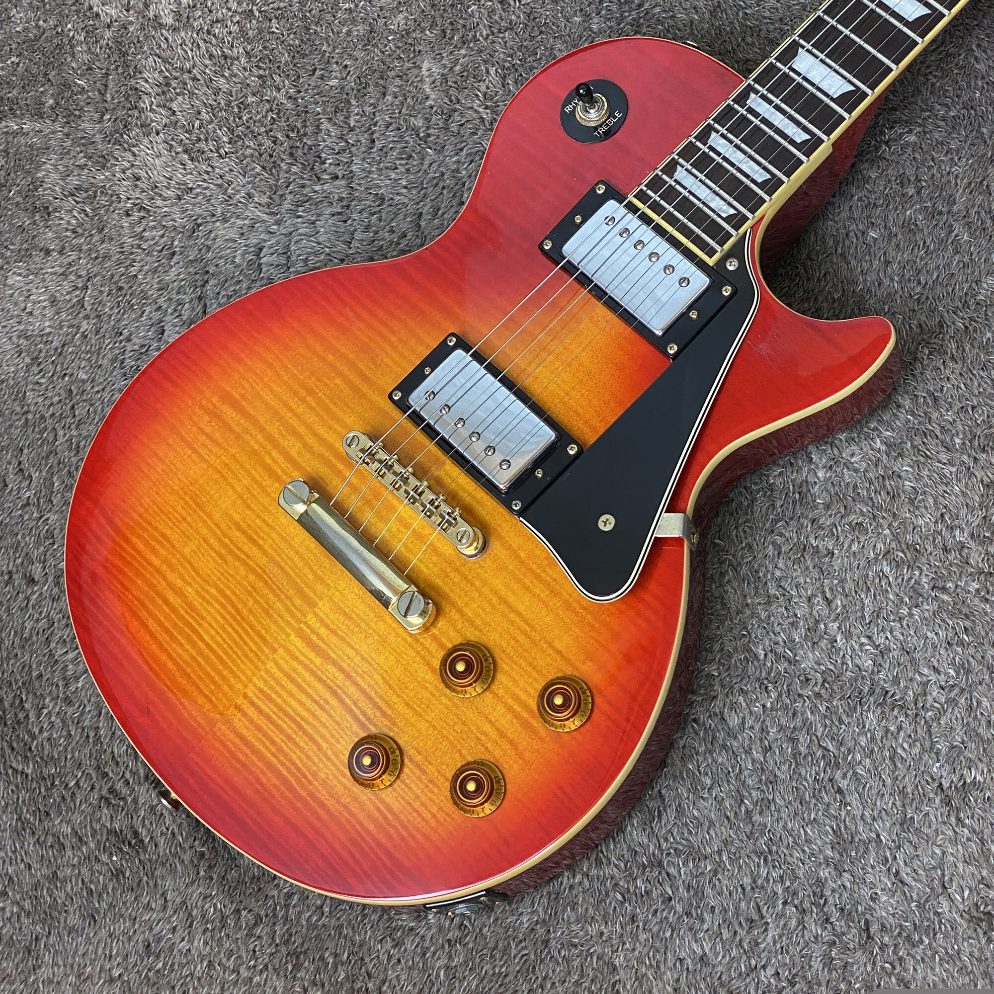 担当者コメント2003年製 Epiphone Les Paul Puls Top Cherry Sunburstが中古にて入荷しました。レスポールカスタム風にゴールドパーツへの交換やプラスティックパーツも交換され、ピックガードは加工がされています。ジャックプレートは割れがありますが、現状は問題なくお使いいただけます。全体的にキズやダコンのあるプレイヤーズコンディション。当店にてすり合わせを含むセットアップを行っておりますので今後の使用も安心です。■BODY：Maple Top Mahogany Back■NECK：Mahogany■FINGER BOARD：Rosewood■PICKUPS：Original PU×2■重量 4.24kg■付属品 非純正ソフトケース51　　※画像に写っている物が全てとなります商品状態中古品※状態は画像にてご確認ください。当店専任リペアマンによるメンテナンス済みです。■ フレット残り ： 7～8割■ ネック状態 ： ほぼストレート■ トラスロッド ： 余裕あり商品状態、フレットやネックの状態は担当者の主観によるものになります。画像と合わせてご確認ください。タイプレスポールタイプ型番Les Paul Plus Topカラー-シリアルNo.I03081390付属品非純正ソフトケース51　　※画像に写っている物が全てとなります注意事項USED品のためパーツのカスタムがされている場合がございます。ご希望の場合には各部分の拡大画像をメールにてお送りいたします。実店舗での並行販売品のため、在庫更新の遅れにより品切れの場合がございます。品切れの場合にはキャンセル処理をさせていただきますのでご容赦ください。※30万円以上のご注文の際は代引きができません。そのため、その他の決済方法に変更いただく場合がございます。その際はこちらからご連絡いたしますので、ご了承お願いいたします。ご不明な点は「商品についての問合わせ」よりお気軽にお申し付けください。※注文確認後、再度検品を行なってから注文の確定を行いますので、注文確定まで最大3日程お時間頂く場合あります。