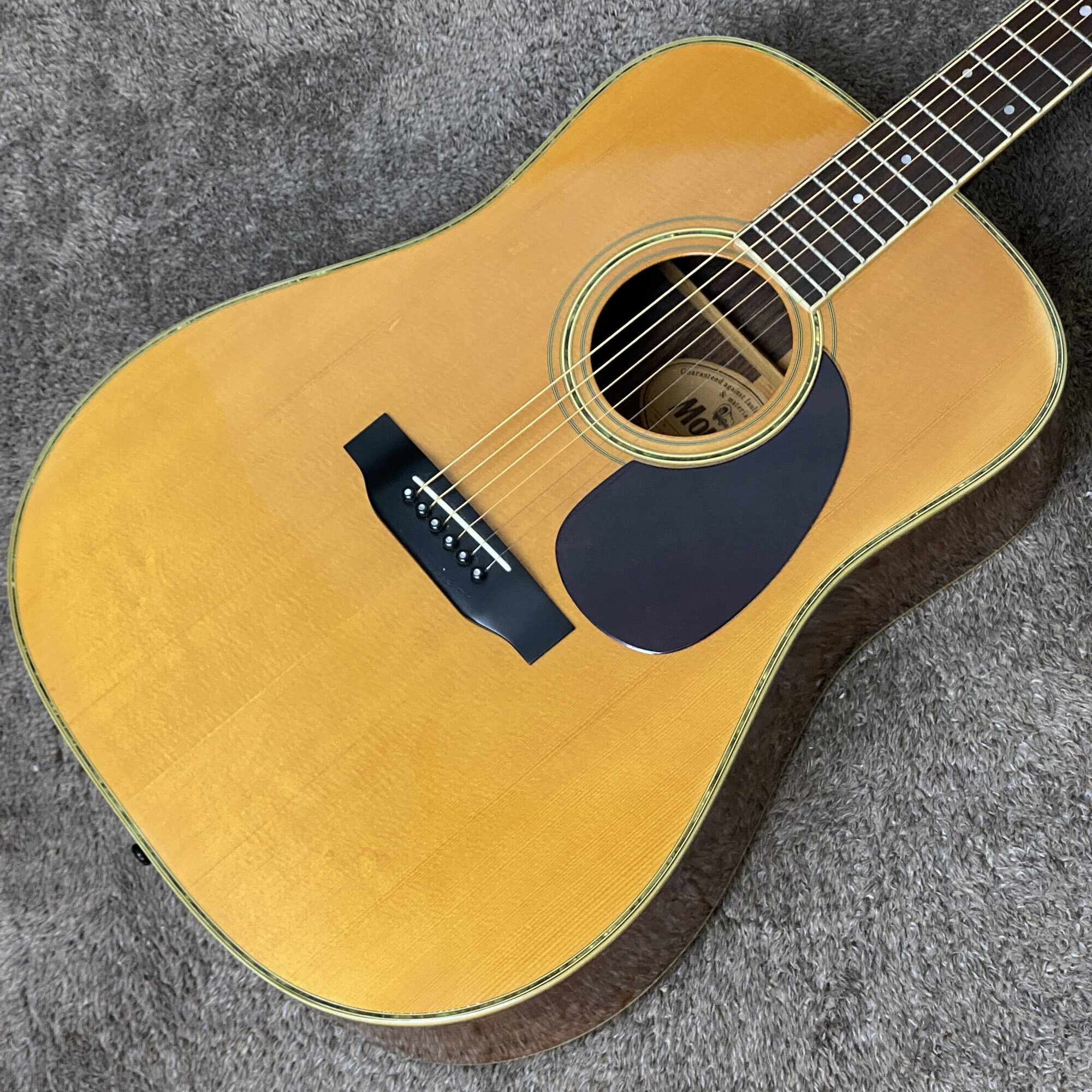 担当者コメントMorris W-30が中古にて入荷しました。80年代～90年代にかけて製造された国産の個体。オール合板ボディですが、レスポンスが良く、きらびやかに鳴ってくれる個体。ボディトップは浮きが見られ、12F弦高は1弦：約3.0mm/6弦：3.2mmとなっています。ハイポジションでの演奏はやや力が必要ですが、ローポジションでは　通常通り演奏が可能です。ネックは若干ハイ起きが見られ、ボディにキズやダコンが見受けられるプレイヤーズコンディション。塗装に白濁が入り始めています。■TOP：Spruce■SIDE：Rosewood■BACK：Rosewood■NECK：Mahogany■FINGER BOARD：Rosewood■PICKUPS：-■付属品 純正ハードケース123　　※画像に写っている物が全てとなります商品状態中古品※状態は画像にてご確認ください。店頭にて買取を行った中古品となります。傷、打痕等の詳細は画像にてご確認ください。※大きく目立つキズや、写真に写るキズのみ撮影しております写真以外にも小さな打痕やスリキズが存在するとお考えください。当店専任リペアマンによるメンテナンス済みです。■ フレット残り ： 7～8割■ ネック状態 ： ほぼストレート■ トラスロッド ： 余裕あり商品状態、フレットやネックの状態は担当者の主観によるものになります。画像と合わせてご確認ください。タイプフラットトップ型番W-30カラー-シリアルNo.932393付属品純正ハードケース123　　※画像に写っている物が全てとなります注意事項USED品のためパーツのカスタムがされている場合がございます。ご希望の場合には各部分の拡大画像をメールにてお送りいたします。実店舗での並行販売品のため、在庫更新の遅れにより品切れの場合がございます。品切れの場合にはキャンセル処理をさせていただきますのでご容赦ください。ご不明な点は「商品についての問合わせ」よりお気軽にお申し付けください。※注文確認後、再度検品を行なってから注文の確定を行いますので、注文確定まで最大3日程お時間頂く場合あります。