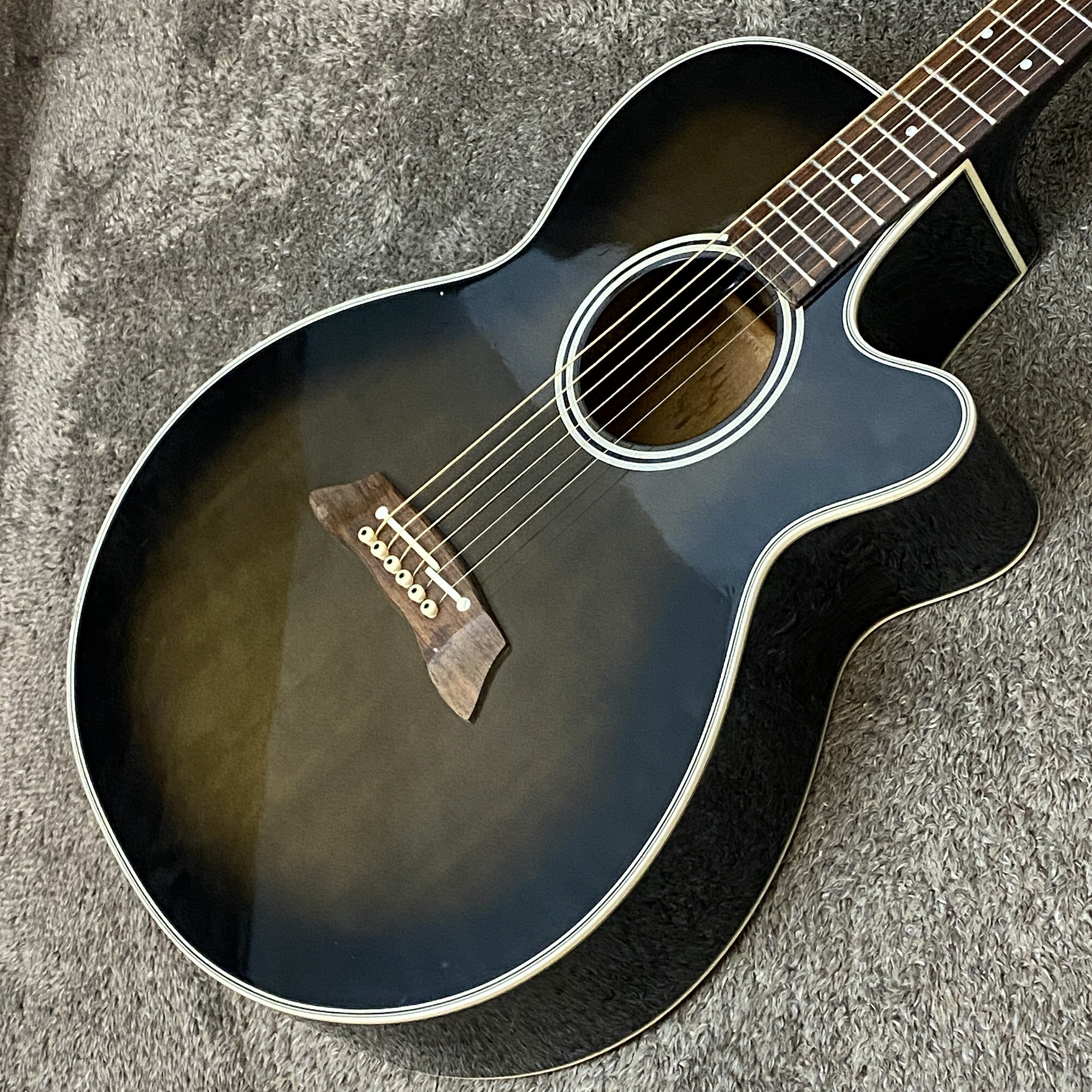 担当者コメントTakamine PT-106が中古にて入荷しました。スプルース単板トップ、マホガニーサイド＆バックを採用したモデル。タカミネのオリジナルのプリアンプを搭載したエレアコです。小ぶりで抱えやすく、カッタウェイが設けられており、ハイポジションでの演奏も容易な一本。1999年製の個体のため、一部塗装に白濁が見受けられます。その他に、傷やダコンが見受けられるプレイヤーズコンディション。フレットは当店にてすり合わせを行っておりますので、今後の使用も安心です。■TOP：Solid Spruce■SIDE：Mahogany■BACK：Mahogany■NECK：Mahogan■FINGER BOARD：Rosewood■PICKUPS：GRAPH-EX Pre AMP■付属品 非純正ソフトケース　　※画像に写っている物が全てとなります商品状態中古品※状態は画像にてご確認ください。店頭にて買取を行った中古品となります。傷、打痕等の詳細は画像にてご確認ください。※大きく目立つキズや、写真に写るキズのみ撮影しております写真以外にも小さな打痕やスリキズが存在するとお考えください。当店専任リペアマンによるメンテナンス済みです。■ フレット残り ： 7～8割■ ネック状態 ： ほぼストレート■ トラスロッド ： 余裕あり商品状態、フレットやネックの状態は担当者の主観によるものになります。画像と合わせてご確認ください。タイプエレアコ型番PT-106カラー-シリアルNo.37020417付属品非純正ソフトケース　　※画像に写っている物が全てとなります注意事項USED品のためパーツのカスタムがされている場合がございます。ご希望の場合には各部分の拡大画像をメールにてお送りいたします。実店舗での並行販売品のため、在庫更新の遅れにより品切れの場合がございます。品切れの場合にはキャンセル処理をさせていただきますのでご容赦ください。ご不明な点は「商品についての問合わせ」よりお気軽にお申し付けください。※注文確認後、再度検品を行なってから注文の確定を行いますので、注文確定まで最大3日程お時間頂く場合あります。