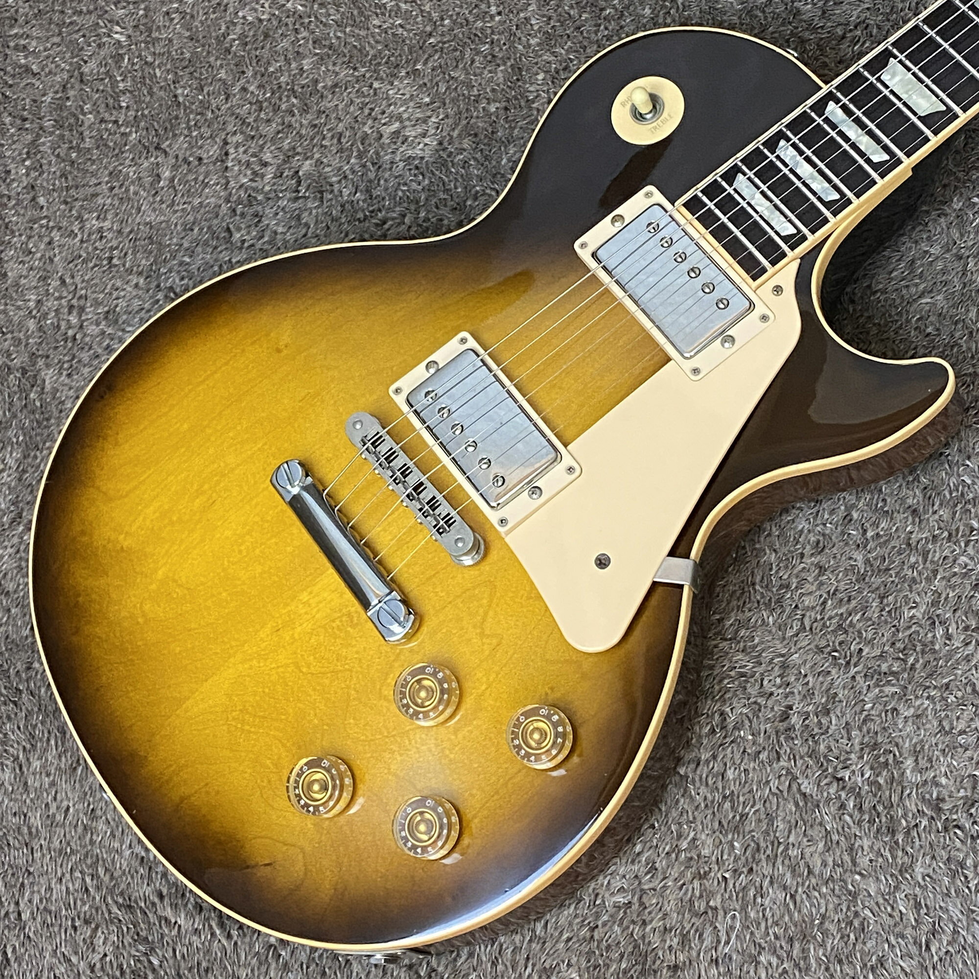 担当者コメントGibson Les Paul Standardが中古にて入荷しました。メイプルトップ・マホガニーバックボディ、マホガニーネック、ローズウッド指板の王道な仕様。ピックアップは90年代のモデルに見られた基盤がついたGibsonオリジナルハムバッカー「HB-R」「HB-L」を搭載。ミドルを中心にレンジが広く、バンドサウンドでも抜けの良い個体。現行の50sモデルと比べてネックが薄めに仕上げられており、握りやすい一本です。全体的にキズやダコンが見受けられるプレイヤーズコンディション。ラッカーの経年変化で艶がやや抑えられているため、ボディカラーと相まって非常に渋い風合いに仕上がっています。当店にてフレットすり合わせを含むセットアップ済みのため、今後の使用も安心です。純正のハードケースが付属しております。■BODY：Maple Top/Mahogany Back■NECK：Mahogany■FINGER BOARD：Rosewood■PICKUPS：Gibson HB-R/HB-L■重量 4.20kg■付属品 純正ハードケース217　　※画像に写っている物が全てとなります商品状態中古品※状態は画像にてご確認ください。当店専任リペアマンによるメンテナンス済みです。■ フレット残り ： 7～8割■ ネック状態 ： ほぼストレート■ トラスロッド ： 余裕あり商品状態、フレットやネックの状態は担当者の主観によるものになります。画像と合わせてご確認ください。タイプレスポールタイプ型番Les Paul Standard 1990年製カラー-シリアルNo.90610xxx付属品純正ハードケース217　　※画像に写っている物が全てとなります注意事項USED品のためパーツのカスタムがされている場合がございます。ご希望の場合には各部分の拡大画像をメールにてお送りいたします。実店舗での並行販売品のため、在庫更新の遅れにより品切れの場合がございます。品切れの場合にはキャンセル処理をさせていただきますのでご容赦ください。※30万円以上のご注文の際は代引きができません。そのため、その他の決済方法に変更いただく場合がございます。その際はこちらからご連絡いたしますので、ご了承お願いいたします。ご不明な点は「商品についての問合わせ」よりお気軽にお申し付けください。※注文確認後、再度検品を行なってから注文の確定を行いますので、注文確定まで最大3日程お時間頂く場合あります。