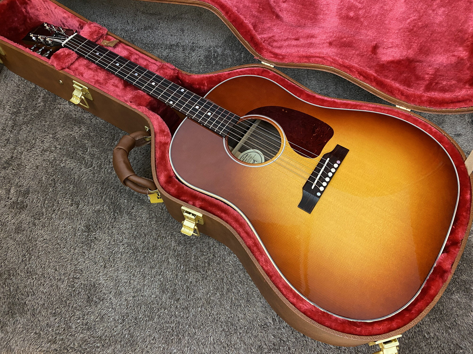 【送料無料】Gibson / J-45 Studio Rosewood【新品】【楽器/エレアコ/Gibson/ギブソン/J-45 Studio Rosewood/J-45 スタジオローズウッド/Rosewood Burst/ローズウッドバースト/グロス仕上げ/2022年製/純正ハードケース付き】