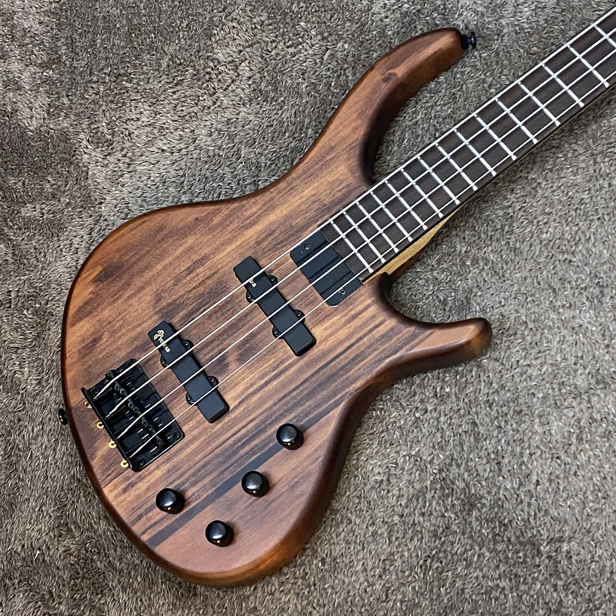 担当者コメント-■BODY：Basswood■NECK：Maple■FINGER BOARD：Rosewood■PICKUPS：Original PU×2■重量 3.46kg■付属品 純正ソフトケース30　　※画像に写っている物が全てとなります商品状態中古品※状態は画像にてご確認ください。当店専任リペアマンによるメンテナンス済みです。■ フレット残り ： 7～8割■ ネック状態 ： ほぼストレート■ トラスロッド ： 余裕あり商品状態、フレットやネックの状態は担当者の主観によるものになります。画像と合わせてご確認ください。タイプその他型番Toby Deluxe IVカラー-シリアルNo.18032301180付属品純正ソフトケース30　　※画像に写っている物が全てとなります注意事項USED品のためパーツのカスタムがされている場合がございます。ご希望の場合には各部分の拡大画像をメールにてお送りいたします。実店舗での並行販売品のため、在庫更新の遅れにより品切れの場合がございます。品切れの場合にはキャンセル処理をさせていただきますのでご容赦ください。※30万円以上のご注文の際は代引きができません。そのため、その他の決済方法に変更いただく場合がございます。その際はこちらからご連絡いたしますので、ご了承お願いいたします。ご不明な点は「商品についての問合わせ」よりお気軽にお申し付けください。※注文確認後、再度検品を行なってから注文の確定を行いますので、注文確定まで最大3日程お時間頂く場合あります。