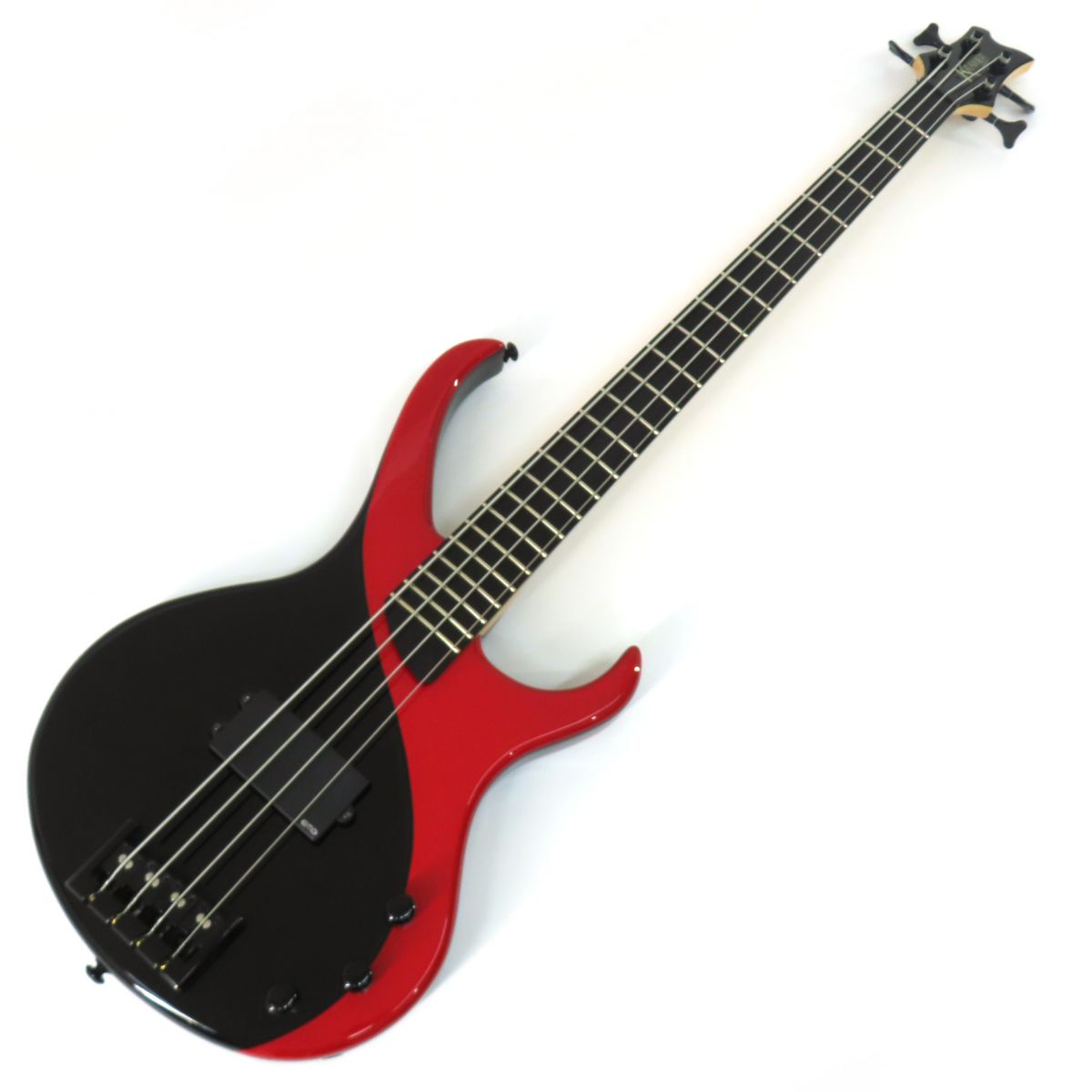 □内容品：本体のみ 　※画像にあるもので全てです。 □型番：Disciple D-1 Bass □カラー：- □スペック 　ボディ:- 　ネック:- 　指板:- 　PU配列:H(EMG) 　フレット数:24f 　コントロール:1Vol、2Band EQ 　重量:約3.6kg 　シリアル:0909290416 □状態 　現在ネックはストレート、フレット残約9割、ロッド余裕有。 　全体に細やかな擦りキズ、所々に小打痕がございます。 　細かな擦りキズ、小打痕はございますが、まだまだこれからの1本です。 ※画像では判別しづらいUSED品特有の薄い汚れや薄いキズ、細かいキズなどある場合があります。 ※こちらの商品は、1本限りの中古販売価格となり、同時に店頭でも販売を行わせて頂いております。 　売却時の商品情報の変更は迅速を心掛けておりますが、ご注文後にすでに売却済みとなる場合、誠に恐れ入りますがご容赦ください。 ※商品の試奏・販売は岡山店のみの取り扱いとなり、岡山店以外の店舗では対応いたしかねます。予めご了承ください。 ※商品の状態は商品掲載時点のものとなります。店頭での展示・試奏等により多少状態が変化することがございます。予めご了承ください。 ※当商品は発送前に調整を行わせていただいております為、ご注文より2〜5日程、発送にお時間を頂く場合がございます。 　ご了承の程宜しくお願いいたします。