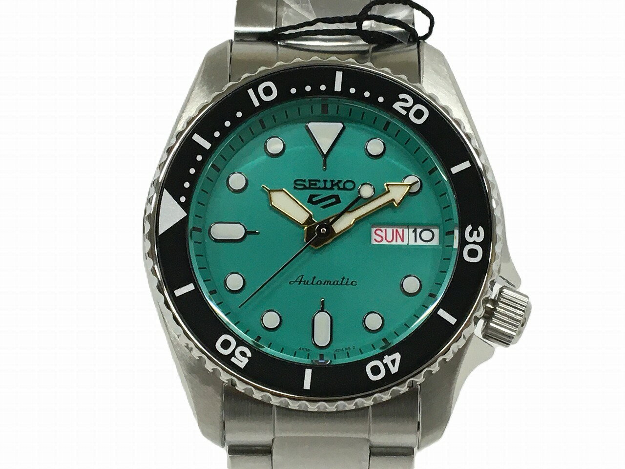 商品名　　 SEIKO(セイコー) SRPK33K1 4R36-14B0 SKX 5 SPORTS 5スポーツ 海外モデル エメラルド グリーン 自動巻き 腕時計 サイズ ケース：縦:約3.8cm横:約3.8cm厚さ:約1cm腕回り：約21cm※素人採寸のため多少の誤差がございます、ご了承ください。 素材 ステンレス 機能 10気圧防水、自動巻き、カレンダー(日付/曜日) 他 付属品 外箱、内箱、取扱説明書、タグ 状態ランク A（中古品ですが、状態の良い商品です。） 商品説明 外箱にスレやイタミ等がございますが、腕時計本体は状態良好です。 注意事項 ご使用のPC環境によって、実物とは色味が異なる場合があります。 【商品管理について】・店頭並行販売の為欠品キャンセルになる場合がございます。・取扱時には細心の注意を払っておりますが、店頭展示品となりますので、汚れ・些細な傷等つく場合が御座います。上記を予めご理解頂きますようお願い申し上げます。