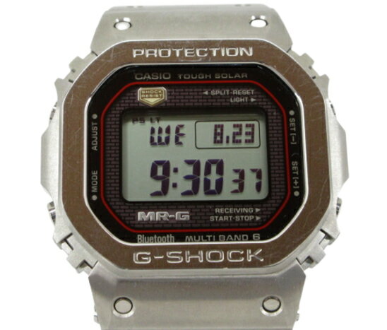 商品名 【中古】G-SHOCK “ジーショック” MR-G MRG-B5000 Series 電波ソーラー モバイルリンク Bluetooth チタン デジタルウォッチ 腕時計 MADE IN JAPAN MRG-B5000D-1JR シルバー サイズ 49.4 × 43.2 × 12.9 mm（縦×横×厚さ）腕周り：約15cm (付属コマ含めず) 素材 ケース・ベゼル材質：チタンバンド：チタンガラス：内面反射防止コーティングサファイアガラス カラー シルバー 仕様 20気圧防水タフソーラーMULTIBAND6モバイルリンク機能（Bluetooth） 商品説明 スレ・キズ等、多少の使用感ありますが、まだまだお使いいただけるコンディションです。 付属品 内箱・外箱・説明書・コマ×6・ショッパー(※スレ・汚れ等のダメージあります。) 状態 B（中古であり多少の使用感がある商品です。）※詳しい状態については、ご購入前にお問い合わせ下さい。 注意事項 ご使用のPC環境によって、実物とは色味が異なる場合があります。 【商品管理について】店頭並行販売の為欠品キャンセルになる場合がございます。・取扱時には細心の注意を払っておりますが、店頭展示品となりますので、防犯タグ取り付け、取り外し時の小さな穴や跡、汚れ・些細な傷等つく場合が御座います。予めご理解頂きますようお願い申し上げます。【サイズに関して】商品によっては採寸範囲や伸縮性の有無などにより、誤差がある場合があります。サイズに関する理由での返品は承っておりませんので、詳しいサイズや採寸方法については、ご購入前にお問い合わせ下さい。【商品お問い合わせ対応について】ご対応、回答時間　10時～18時2営業日までに回答いたします。※各担当よりご返信いたします。　