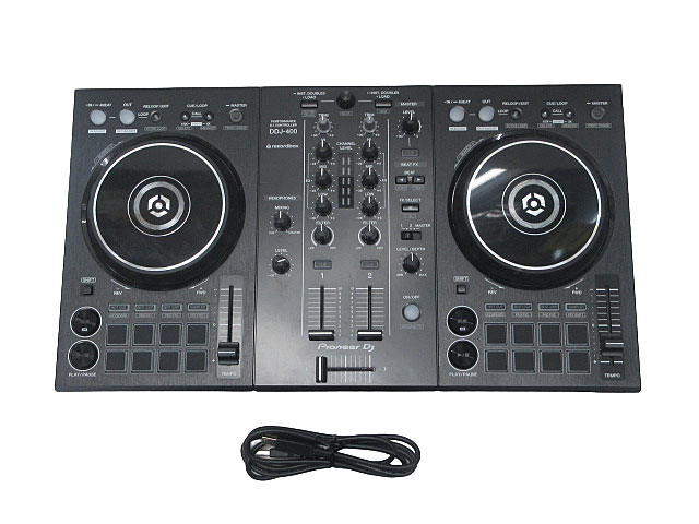 商品名 【ジャンク 】【店頭併売品】Pioneer DDJ-400 rekordbox dj用2ch PCDJDJ用コントローラー 【鹿児島店】 メーカー Pioneer 仕様 DDJ-400は、rekordbox djを自在に操作できる専用2チャンネルDJコントローラーです。PLAY/PAUSEボタン、CUEボタン、BEAT FX、CDJスタイルのLOOPセクションなどの操作子レイアウトは、クラブスタンダードレイアウトを採用し、クラブに常設されている機材と同一の操作感を可能にするため、実際にクラブなどのDJブースに立つ機会があっても安心して演奏できます。また、rekordbox djライセンスキーを付属しており、新機能チュートリアルに対応しています。基本操作からDJプレイに必要なノウハウの習得まで、幅広くサポートしています。本チュートリアルを通じて、これからDJをはじめられる方でも手軽に分かりやすくDJプレイに必要なノウハウを身につけることができます。 付属品 本体・USBケーブル 状態 C（返品不可・ジャンク品。）※通電確認のみで、他動作未確認です。以上の理由でジャンク品扱いで出品いたします。保証なしの現状販売となります。※返品・交換不可です。 JANコード - 注意事項 ご使用のPC環境によって、実物とは色味が異なる場合があります。【商品管理について】・店頭並行販売の為欠品キャンセルになる場合がございます。・取扱時には細心の注意を払っておりますが、店頭展示品となりますので、汚れ・些細な傷等つく場合が御座います。上記を予めご理解頂きますようお願い申し上げます。【商品お問い合わせ対応について】ご対応、回答時間　10時～18時2営業日までに回答いたします。※各担当よりご返信いたします。