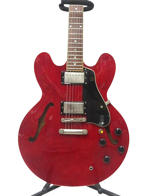 メーカー Epiphone 型番 LTD 1959 ES-335 Dot モデル エレキギター/中国製 タイプ セミアコ カラー Cherry シリアル 09061500747 ネック ほぼストレート フレット残 約8割残り ロッド残 余裕あり 重量 約3.35kg 弦高(12F) 6弦側/約2.0mm　1弦側/約2.0mm 商品説明 ギブソンの定番セミアコをその名を冠してコピーしたエピフォンのES-335。 ラミネイト・メイプル・ボディにマホガニー・ネック、ローズウッド指板の構成。 ハムバッカー・ピックアップを2基搭載し、ドットのポジション・マークが特徴的な一本です 付属品 専用ソフトケース 状態 B（中古であり多少の使用感がある商品です。） 使用擦りキズやパーツくすみ有ります。2ND刻印有り。 注意事項 ご使用のPC環境によって、実物とは色味が異なる場合があります。 【商品管理について】・店頭並行販売の為欠品キャンセルになる場合がございます。・取扱時には細心の注意を払っておりますが、店頭展示品となりますので、汚れ・些細な傷等つく場合が御座います。上記を予めご理解頂きますようお願い申し上げます。【商品お問い合わせ対応について】ご対応、回答時間　10時～18時2営業日までに回答いたします。※各担当よりご返信いたします。　