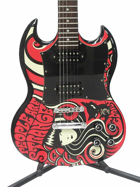 メーカー Epiphone 型番 Emily The Strange G-310 モデル エレキギター/製造国不明 タイプ SG カラー - シリアル SI07031173 ネック やや順反り フレット残 約8割残り（一部5割） ロッド残 余裕あり 重量 約3.02kg 弦高(12F) 6弦側/約3.0mm　1弦側/約3.0mm 商品説明 サンフランシスコのアーティスト集団コズミック・デプリの バズ・パーカーが創作したキャラクターとエピフォンとのコラボギター 付属品 専用ソフトケース 状態 C（ジャンク品） 使用擦りキズが有ります。2ND刻印有り。6弦5弦4弦側の1～5フレットが消耗している為、ピッキングによってはビビり音が発生します。現状音詰まりまではありません。ジャンク品としての販売である為、現状のお渡しです。 記載されていない欠損や症状がある場合もございます。記載している現状以外の追加チェックなどはお断りさせて頂いておりますので、予めご了承ください。【ジャンク品について】動作に何らかの支障があり、メンテナンス、クリーニング等を行っていない商品です。保証なしの現状でのお渡しとなります。正常に動作・使用が出来ないことをご理解の上、部品交換用やご自身で修理されることを前提にご検討下さい。当店ではパーツ取り寄せや修理依頼は行っておりません。【以下の事項をご理解の上、ご購入をご検討下さい】商品のお取り置き、店舗店頭への移動、ご試奏のご要望、 商品状態のお問い合わせ、動作確認、追加画像の撮影のご要望、 ご購入後の商品の状態に関わらず、ご返品・ご返金、保証 および交換対応、等はお受け出来ません。 注意事項 ご使用のPC環境によって、実物とは色味が異なる場合があります。 【商品管理について】・店頭並行販売の為欠品キャンセルになる場合がございます。・取扱時には細心の注意を払っておりますが、店頭展示品となりますので、汚れ・些細な傷等つく場合が御座います。上記を予めご理解頂きますようお願い申し上げます。【商品お問い合わせ対応について】ご対応、回答時間　10時～18時2営業日までに回答いたします。※各担当よりご返信いたします。　