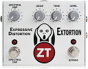 ZT Amp / EXTORTION ゼットティーアンプ / エクストーション アナログ/デジタル　ミュータントディストーションペダル誕生。 このエクストーションほどユニークなコンセプトを持ったディストーションはほかにないでしょう。 スイッチ一つでビンテージスタイルのフルアナログサーキットから、DSPによるデジタルディストーションに変化させることができます。 このハイゲインDSPシステムを搭載することによって、ブルージーなオーバードライブトーンから、デスメタルのようなディープにスクープされたカバーするという驚くべきコンセプトを提唱することに成功しました。 クラシックトーンについてですが、アナログ部分に非常に優秀にチューニングされたサーキットを搭載しています。 そしてそのサーキットの後に、’スペクトラルDSP’でゲインをブーストさせています。なおこのDSPはこのエクストーションアナログ回路にフィットさせるために独自に開発したため、デジタル回路のみを独立で使うことはできません。 つまりこのエクストーションはまるでアナログとデジタルが掛け合されて生まれた突然変異のミュータントのようなペダルです。 なおこのDSPは、外部エクスプレッションペダルを使うことによって演奏中にも自由にコントロールすることが可能です。 このペダルのトーンノブもまた革新的ファンクションを兼ね備え、まるでグラフィックEQとトーンを合わせて使っているようなカーブを描いています。 つまり、このペダルであなたが望むすべてのトーンを作れたり、あなたが持っているほかのペダルを補足したりすることができるのです。 このエクストーションこそがペダル愛好家にとって夢のようなペダルでしょう。 このトーンを耳にした時からあなたはこのペダルなしでのギタープレイを想像することはできなくなるでしょうから。 電源は、DC9Vセンターマイナスアダプター（One Control EPA-2000を推奨します。）または9V電池で動作します。　