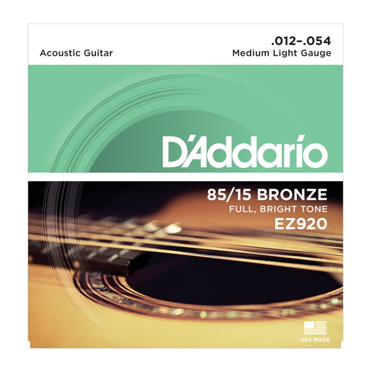 D'Addario 85/15 AMERICAN BRONZE EZ920 Medium Light 012-054 フォスファーブロンズと80/20ブロンズの中間のサウンド。 クオリティはそのままに、D'Addarioアコースティック弦のラインナップの中でも最もリーズナブルなこのシリーズは、銅と亜鉛の配合比がより低く作られていることで、80/20ブロンズ弦の明るさとフォスファーブロンズ弦の持つウォームな特性をもった中間のサウンドが得られます。 ※ゲージについては通常のEJシリーズとは表記が異なっておりEZ910/LightがEJ26/Custom Lightと同ゲージ、EZ920/Light MediumがEJ16/Lightと同ゲージとなっており全体的に弾きやすいフィールに仕上がっています。 ゲージ： .012 .016 .025 .034 .044 .054【お知らせ】 「定形郵便」で配送いたします。（到着まで2から7日程かかります） ●お支払い方法として代金引換をご利用頂けません。 ●お届け日時の指定は承れません。 ●郵便物の場合、追跡番号はございません。 ●土日、祝日は日本郵便が休業の為、配達はございません。 ●ポストに入らなかった場合は、不在票が入りますのでご確認ください。 ●お受け取りをされないまま保管期間を過ぎた場合、商品は弊社に戻ります。 　弊社では送料分を含んだ金額で販売している商品もございます。 　戻った商品につきましては、発送時の送料を差し引いた金額で返金処理を行わせていただきます。 　予めご了承くださいませ。 　ご入用の場合は、再度ご注文をお願いいたします。