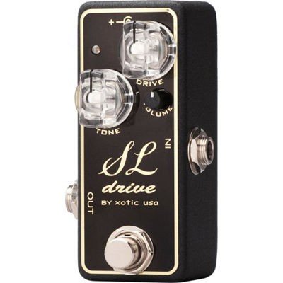 XOTIC SL DRIVE Legendary Tones in the palm of your hand ロックミュージックの歴史を支えてきたブリティッシュアンプ、1959 SuperLead／Super Bassが発表されてからおよそ50年が経ちますが、現在でもその人気が衰えることはありません。 ジミ・ヘンドリックス、ジミー・ペイジ、ポール・コゾフらのトーンのコアとなる太く、タイトなサウンド、アグレッシブなサチュレーション・サウン ドを容易に得られるように、Xotic Effects USAからSL Driveがリリースされます。 SL Driveは、どのようなアンプに繋いでもそのポテンシャルを上げる、アンプライクで自然なレスポンスを持つぺダルです。ギターのボリュームを絞れば、歪みからクリーンまで自在に操ることが出来ます。内蔵ディップスイッチで、ハイゲインでブライトなSuper Leadセッティングと、太くウォームなSuper Bass、さらにその他2つのトーン・キャラクターが選択可能です。 トーンノブは、トランスペアレントなフラットなレスポンスからミッドのバイトの効いたアグレッシブなサウンドまで幅広い設定が出来ます。 【エキゾチック エスエル ドライブ スペック】 外部寸法（縦/幅/高）：89mm X 38mm X 38mm（ノブなどを除く) 重量：260g （バッテリー除く） 消費電流：9VDC/5mA 内蔵バッテリー：006P (9V) x 1 電源アダプター(別売）9VDCから18VDC　レギュレーティッド トゥルーバイパス・スイッチング 入力インピーダンス：1M ohm 出力インピーダンス：1K ohm