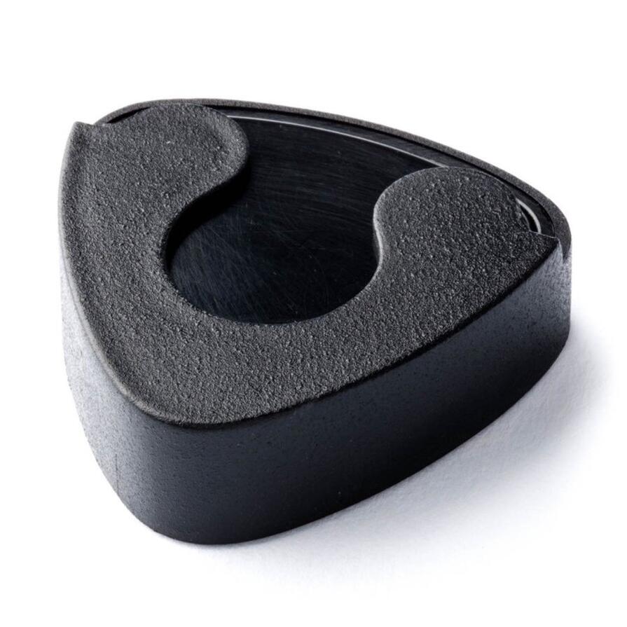 JIM DUNLOP 5005 Pick Holder Black ピックホルダー スプリングでピックを保持するピックホルダーです。【お知らせ】 「定形外郵便」で配送いたします。（到着まで2から7日程かかります） ●お支払い方法として代金引換をご利用頂けません。 ●お届け日時の指定は承れません。 ●郵便物の場合、追跡番号はございません。 ●土日、祝日は日本郵便が休業の為、配達はございません。 ●ポストに入らなかった場合は、不在票が入りますのでご確認ください。 ●お受け取りをされないまま保管期間を過ぎた場合、商品は弊社に戻ります。 　弊社では送料分を含んだ金額で販売している商品もございます。 　戻った商品につきましては、発送時の送料を差し引いた金額で返金処理を行わせていただきます。 　予めご了承くださいませ。 　ご入用の場合は、再度ご注文をお願いいたします。