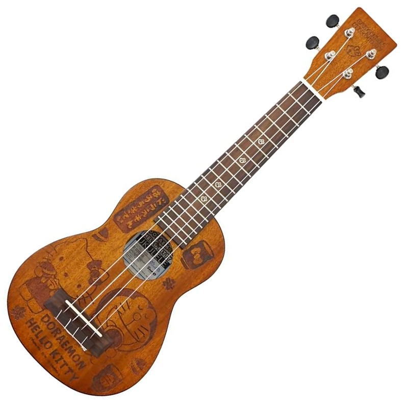 LHUS-MM-DORAEMONxHELLOKITTY UKULELE Wa Komono ソプラノ ウクレレ 50周年を迎えるドラえもんと、45周年を迎えたハローキティが夢のコラボレーション! 日本を代表する人気キャラクターが、ウクレレの上で共演です。 基本的なマホガニー材を使用したソプラノサイズ。 ドラえもんとハローキティがアイスクリームになったかわいいデザインです。 ヘッドマークと指板インレイにはハローキティのリボンをつけたドラえもんの鈴がデザインされてます。 ペグの仕様もギアペグとなっておりますのでチューニングが安定しやすく、初心者の方にもオススメの一本となっております。 ※画像はサンプルです。製品の特性上、実際の商品とは木目、色味等が異なります。ご注意ください。