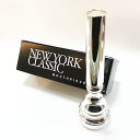 NEW YORK CLASSIC TRUMPET MOUTHPIECE 長年にわたりニューヨークにてオーケストラ奏者からビッグバンド・プレーヤーまでジャンルを越えて高い人気を集めたマウスピースがありました。 1980年代に買収された後も工房は存続しておりましたが、1990年代頃に閉鎖。ブランドは存続し、引き続き受注は可能ではありましたが、 以後は複数の下請けメーカーが実質的な製造を行っておりました。 その下請けメーカーは時期によって異なり、ときにヨーロッパのマウスピース専門メーカーがOEM生産を担ったこともありました。 その複数存在した下請けメーカーのうち、アメリカのあるメーカーがオリジナルのデーターおよびツールを保有していることが判明。 「ニューヨークの由緒深いマウスピースを現代によみがえらせたい」というメーカーの強い想いから、このたび「NY Classic」と名づけ、 トランペット用は人気のVカップモデル(VS, VM, V)を含む全モデルの生産を開始しました。 オリジナルの図面に忠実に製作していることから、サウンド、鳴り、吹奏感といずれにおいても往年のマウスピースと変わりはありません。 製造がストップしてしまったために入手が困難となっておりましたマウスピースを「コピー」ではなく、いわば「オリジナル」で手にすることができます。 ニューヨークの伝統、ついに“復活”です。 ■トランペット用 ■銀メッキ ◇12S ・カップ内径：15.5mm ・カップ深さ：浅い ・カップ形状：C ◇17S ・カップ内径：15.0mm ・カップ深さ：浅い ・カップ形状：C【お知らせ】 「ゆうパック」で配送いたします。 ●お支払い方法として代金引換をご利用頂けません。 ●お問い合わせ番号にて配送状況を追跡可能です。