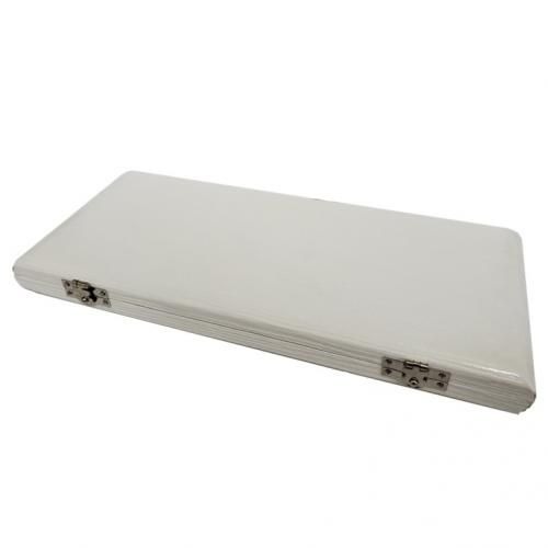 VIVACE ヴィヴァーチェ リードケース B♭クラリネット・アルトサックス用 外装表面の素材には日本製の「うるし紙」を使用しております。 （うるしのかぶれ等はございませんのでご安心ください）。 ※【ブラック】につきまして、うるし紙の特徴でもあります紙の凹凸エンボス加工により本体と紙の間に空気が混入されておりますが、製品に問題はございませんのでご了承お願い致します。 ■B♭クラリネット・アルトサックス用 ■リード収納面：ガラス板 ■カラー：ホワイト【お知らせ】 「ゆうパケット」(追跡可能メール便)で配送いたします。（到着まで2から7日程かかります） ●お届け日時の指定は承れません。 ●お問い合わせ番号にて配送状況を追跡可能です。 ●ポストに入らなかった場合は、不在票が入りますのでご確認ください。 ●他サイトでも併売しておりますので、在庫切れなどで納期が遅れる場合はメールにてご連絡申し上げます。 ●お受け取りをされないまま保管期間を過ぎた場合、商品は弊社に戻ります。 弊社では送料分を含んだ金額で販売している商品もございます。 戻った商品につきましては、発送時の送料を差し引いた金額で返金処理を行わせていただきます。 予めご了承くださいませ。 ご入用の場合は、再度ご注文をお願いいたします。 &nbsp;