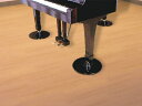 フットプレート グランドピアノ用の床補強プレートです。 和室やジュータン敷きのお部屋に。 ピアノの床を補強して安定させ、防振効果もあります。※本商品はプレートのみですのでインシュレーターとの併用をオススメします。 【商品内容】 ■品質：MDFF（木質集成材）■ウレタン黒、鏡面塗装 ■サイズ：約Φ40×H1.5cm■重量：1.2kg（1枚あたり） ■3枚組【お知らせ】 メーカーより配送いたします。 （メーカーに在庫がある場合は2日程で発送いたします） 北海道・沖縄県を含む離島、一部地域では、追加料金がかかりますので、予めご了承下さい。 ●お支払い方法として代金引換をご利用頂けません。 ●お届け日時の指定は承れません。　 ●ギフト包装をお受けできかねます。 ●納品書が必要な方は備考欄にご記入ください。