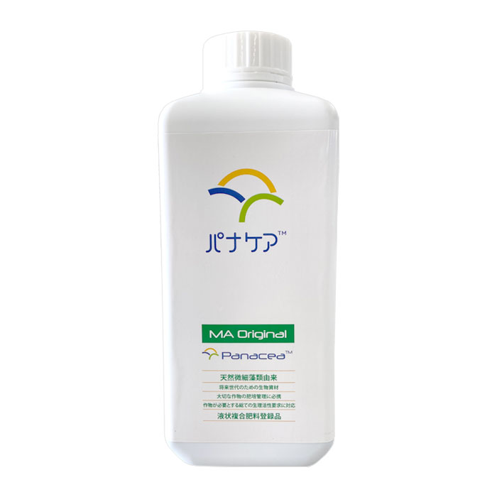 特徴 100％天然微細藻類由来　 『パナケア』 CO2を吸収し生長する天然微細藻類を特別な製造技術で作物の多くの生理活性要求に対応できるようにした環境に優しい生物資材(液肥)です。 L-アミノ酸20種類がバランスよく配合されており、ビタミン類、微量要素および抗酸化物質も豊富に含まれており、植物の代謝を高め、高温や乾燥などの環境ストレスから植物を保護し、収量と品質を向上させます。 土壌処理することで土壌中の有機炭素増加や微生物叢が多様化し、養分の供給力を高めます。 あらゆる植物、あらゆる生育ステージで使用可能です。 効果 ●乾燥など環境不良によるストレスを軽減し生育を促進 ●代謝全般に寄与し、味、香り、品質を向上 ●開花・着果・実つきを促進し収穫量を増大 ●土壌養分の有効化により肥料の有効活用 成分 ■窒素全量・・・3.5％ ■水溶性リン酸・・・1.5％ ■水溶性カリ・・・・3.5％ ■ビタミン他 【必須L-アミノ酸20種全てをバランスよく含む】 アラニン、アルギニン、アスパラギン酸、アスパラギン、システイン、グルタミン酸、グルタミン、 グリシン、ヒスチジン、イソロイシン、ロイシン、リジン、メチオニン、フェニルアラニン、プロリン、 セリン、トレオニン、トリプトファン、チロシン、バリン 【含まれるその他の機能成分】 ペプチド類、ビタミン類、植物ホルモン類、ポリアミン類、飽和及び不飽和脂肪酸類、 ポリフェノール類、カロテノイド類及び色素類、並びにミネラル類 使い方 茎葉処理　⇒　200〜1000倍希釈 土壌処理　⇒　1ha当たり5Lを慣行散布水量に混和し散布 施肥量は目安ですので、お試しのうえ、お使いください。 内容量 1000ml 注意事項 ※よく振ってからご使用ください。 ※高温時には散布しないでください。 ※満開時の鉢花への散布による花シミにご注意ください。 ※「石灰硫黄合剤」と混合すると、有毒ガスが発生する恐れがあり危険ですから、混用は行わないでください。 ※アルカリ性資材やカルシウム資材と混用すると沈殿する恐れがあるため混用しないでください。 ※開封後は使いきるようにしてください。 備考 ※ご使用の前に製品のラベルをよくお読みいただき、適切な方法でご使用ください。 ※リニューアルに伴い、パッケージ・内容等予告なく変更する場合がございます。予めご了承ください。