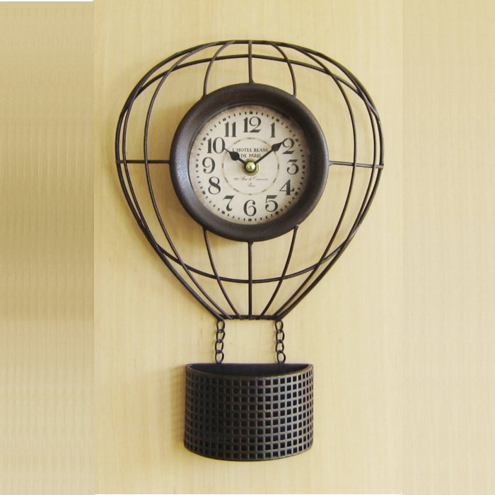 アンティーク感のあるワイヤー細工で気球をモチーフにしたおしゃれな掛け時計です。 型　番：31238 品　名：バルーンクロック カラー：ブラウン 材　質：ガラス・スチール サイズ：約横215x高320x奥行50mm 電　源：単三電池×1本使用...