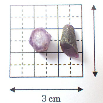 重量：約6.44cts サイズ：写真参照 産地：マダガスカル おまけルビー原石産地：ミャンマー 説明【ルビー原石おまけ付】スタールビー原石を【春爛漫】特別価格にてご提供!! スター効果の出るルビー原石です!! ルビーの成長の成り立ちがわかる原石です!! おまけでミャンマー産ルビー原石が付いています!! ※サンプル画像は試しにカボションに研磨したものです。 はっきりとはスターが出ていませんが、うっすらとスター効果が見て取れます!! 注意：サンプルのスタールビーは商品に含まれていません!!